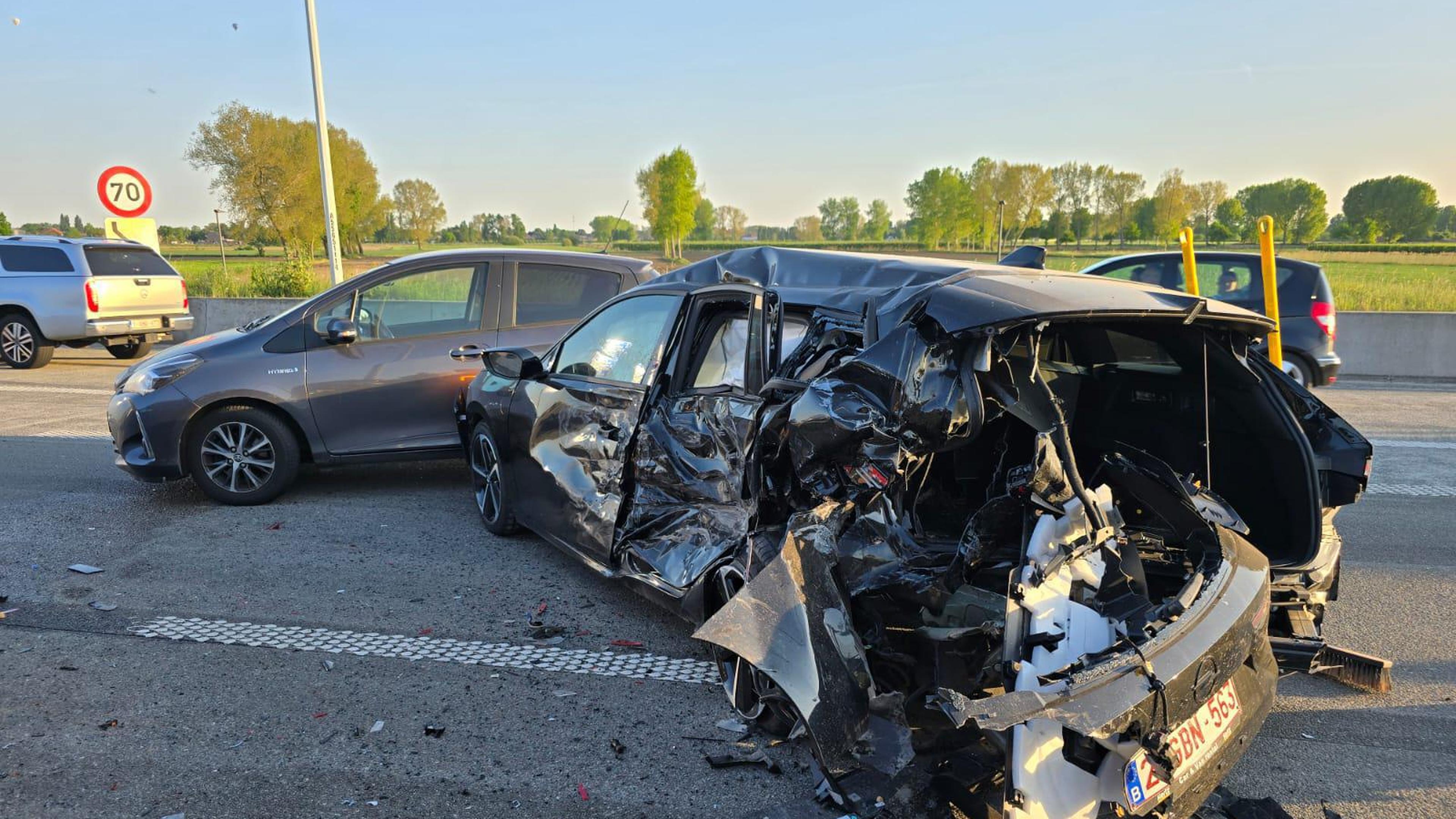 Kettingbotsing met zes voertuigen op E34 in Zwijndrecht