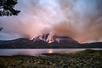 Een bosbrand woedt op Mount Underwood, nabij Port Alberni, op Vancouvereiland in de Canadese provincie Brits-Columbia, op 12 augustus 2025. Volgens de BC Wildfire Service is de brand uitgegroeid tot ongeveer 8,6 vierkante kilometer, wat heeft geleid tot een evacuatiebevel voor campings.