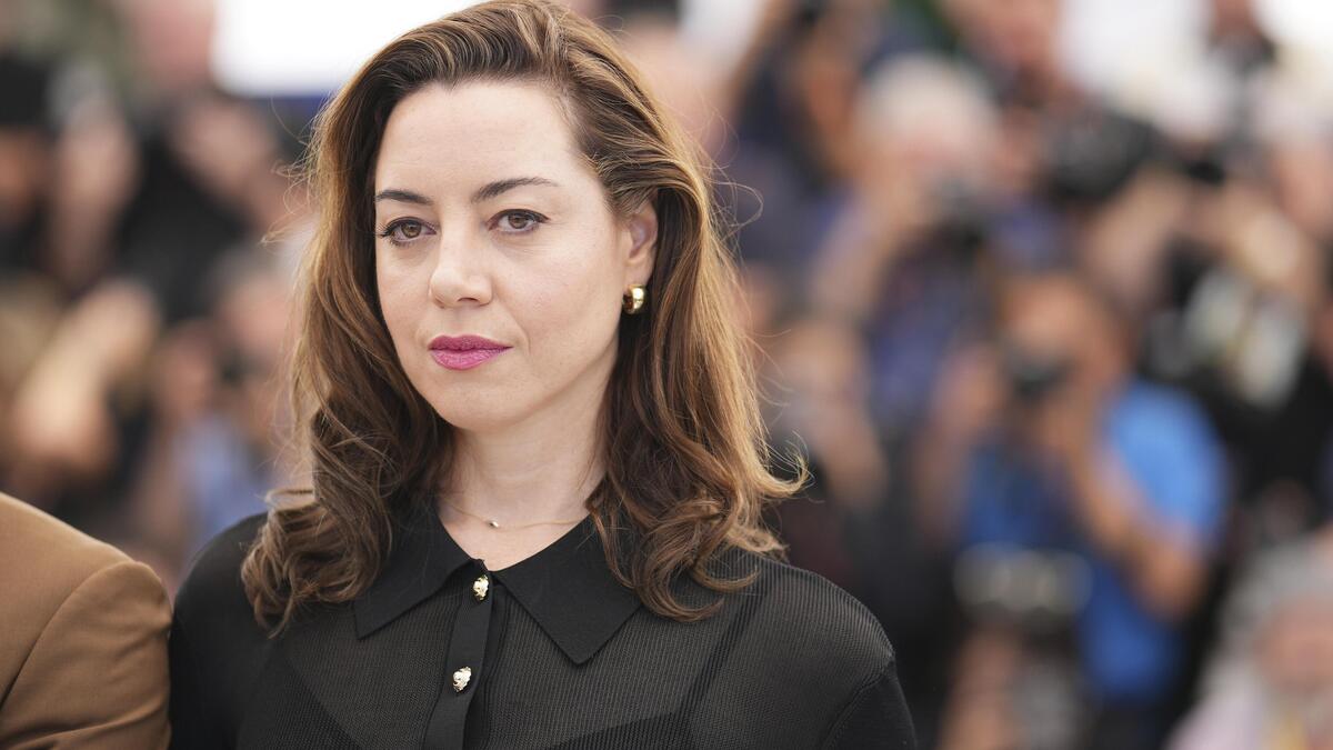 女優のオーブリー・プラザは、ポッドキャストで夫を失うことについて初めて語っています。「喪は悲惨な海です」