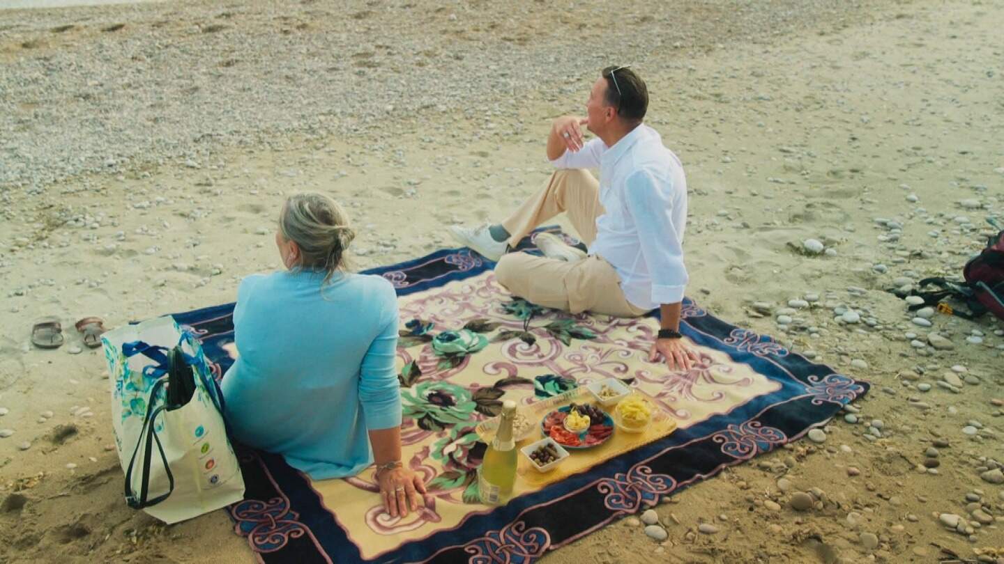 Dirk en Annick genieten van een picknick samen