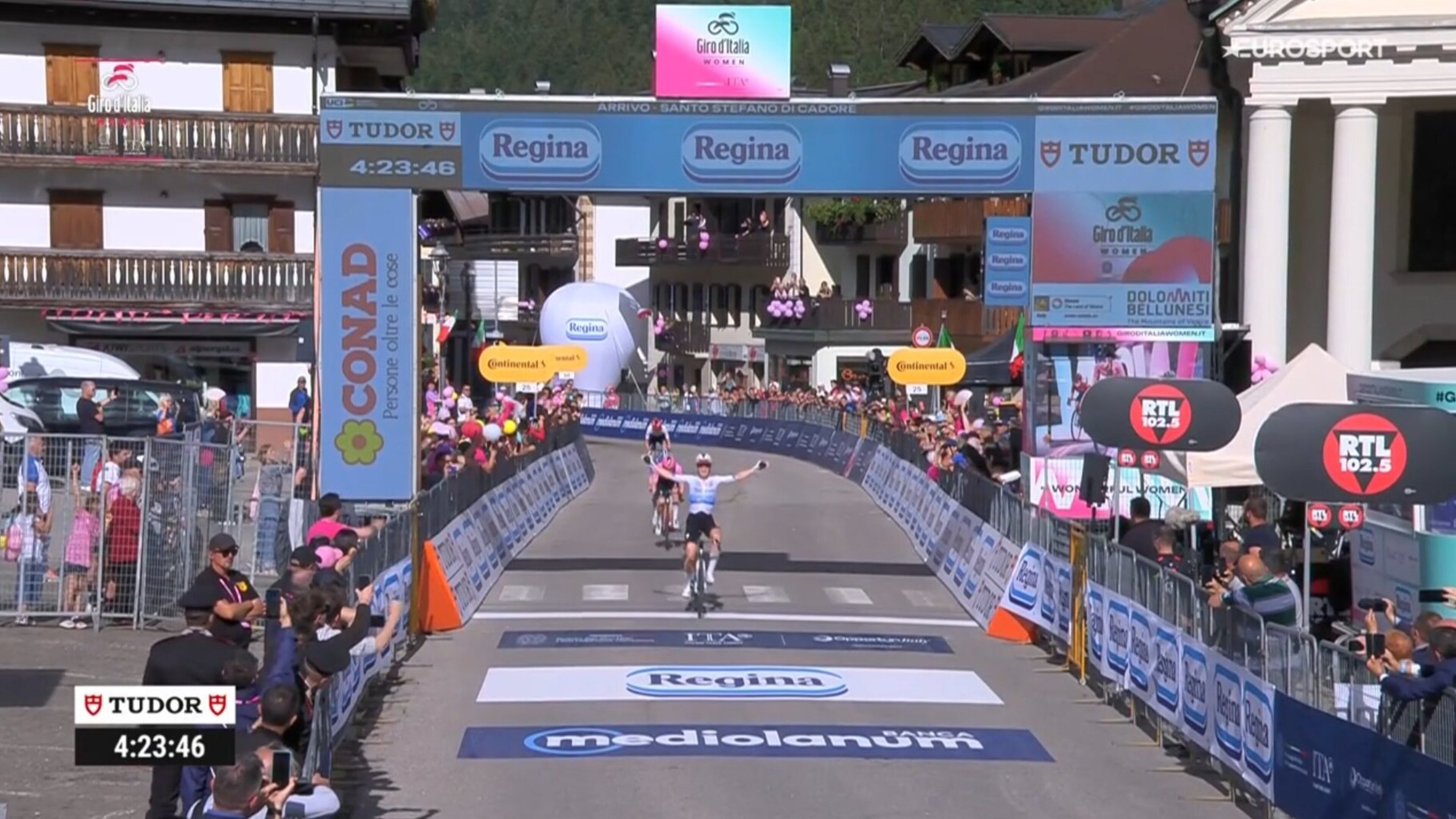 Demi Vollering wint strijdt tussen de favorieten in de Giro, Anna van der Breggen eindigt in haar spoor en behoudt het roze