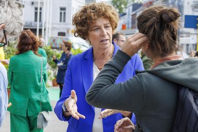 Petra De Sutter, toen nog vicepremier, op campagne in Gent in juni 2024. Pas na de verkiezingen van oktober zou ze in de Arteveldestad een sleutelrol spelen.