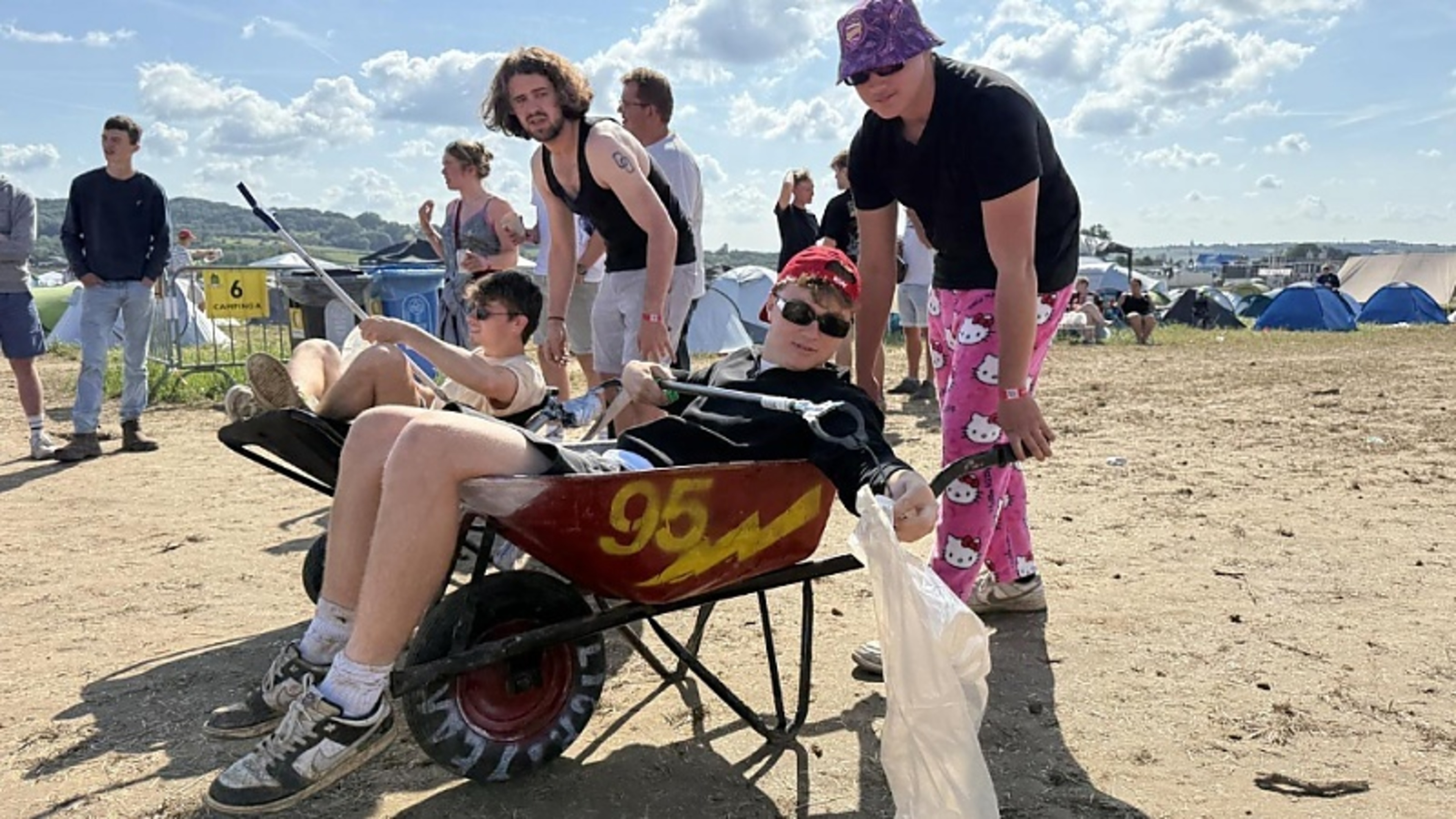 Festival houdt weide proper met... kruiwagenraces: “Bezoekers op ludieke manier bewust maken van hun