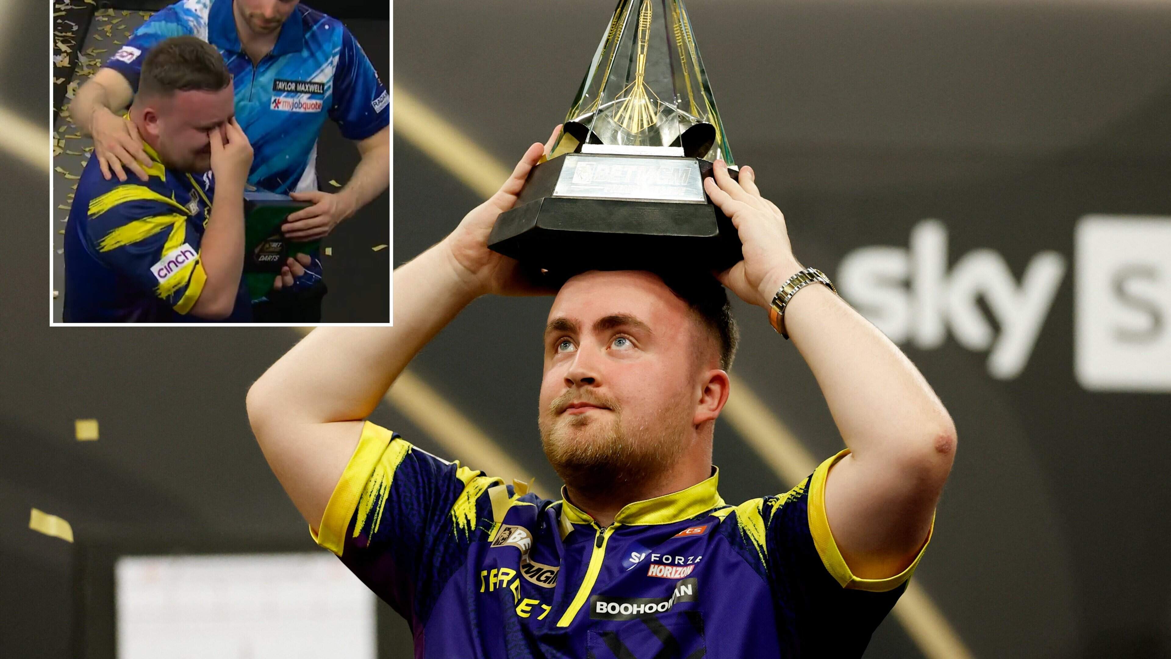 VIDEO. Darts van een andere planeet: fenomenale maar emotionele Luke Littler wint de Premier League na spectaculaire finale tegen Luke Humphries