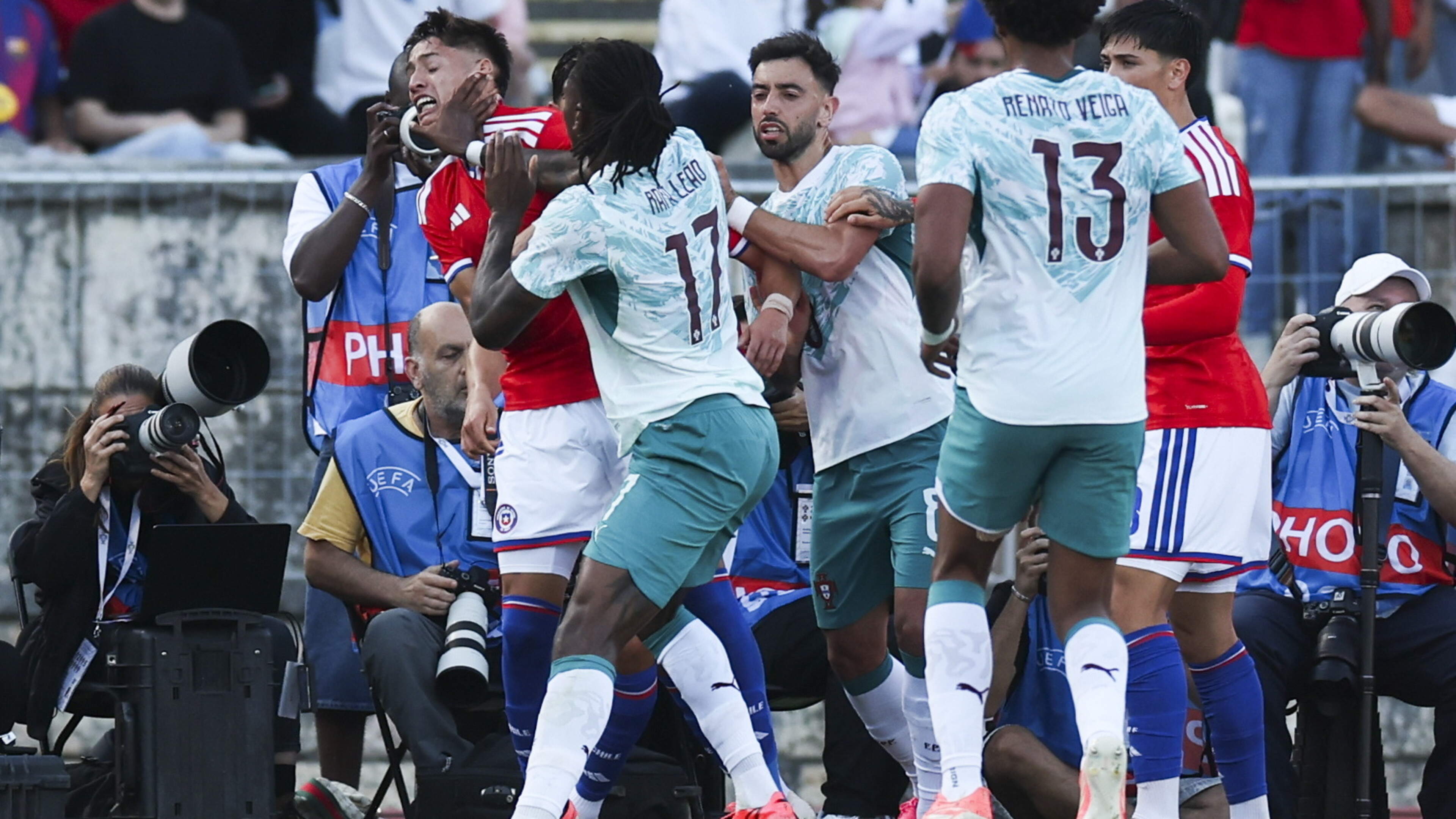 VIDEO. Niet echt vriendschappelijk: Rafael Leão gaat compleet over de schreef in uitwuifmatch van Portugal en pakt rood