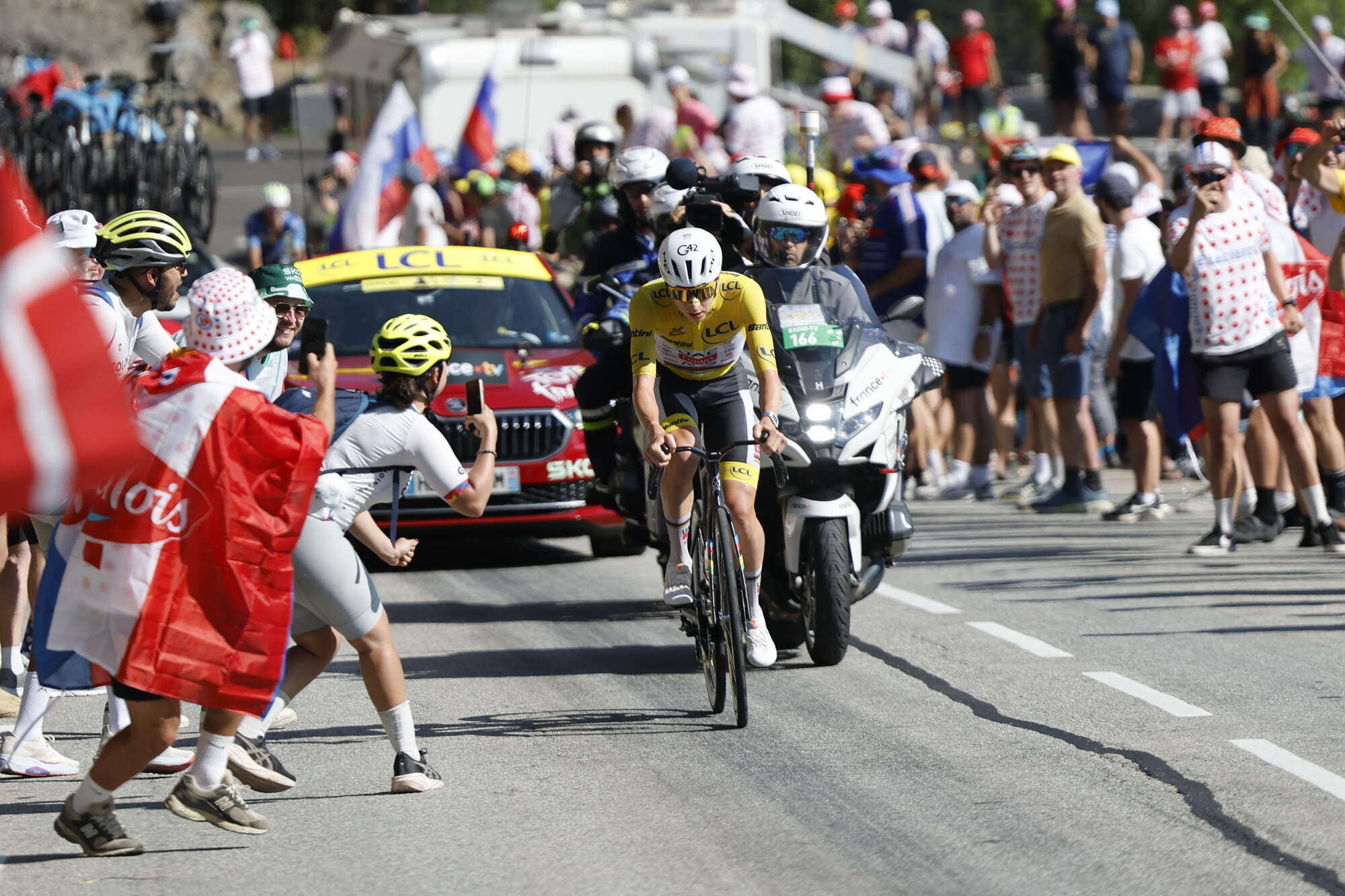 Simpelweg de beste: bovenmenselijke Tadej Pogacar vliegt naar de overwinning op Alpe d'Huez | Nieuwsblad