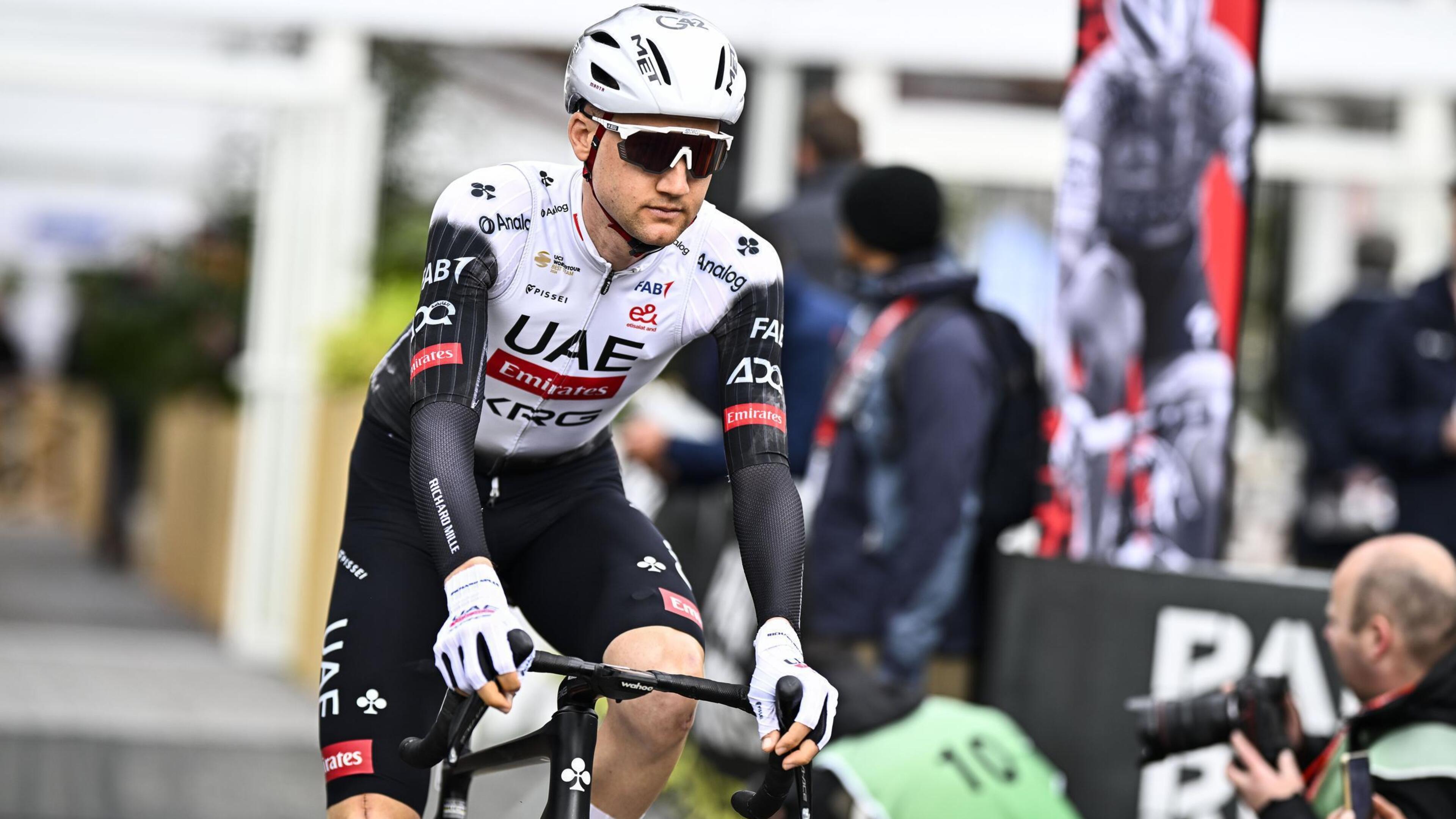 Tim Wellens rijdt met solo van 100 km naar winst in gravelrace in Valkenburg