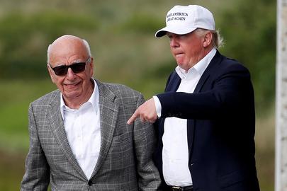 Murdoch en Trump in 2016, toen ze wel nog door één deur konden.