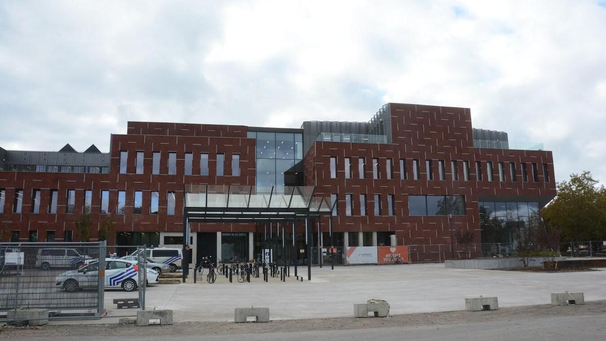 Politieagenten gewond na interventie met agressieve man in B&B, ook uitbaters delen in de klappen: verdachte (32) voorgeleid bij onderzoeksrechter