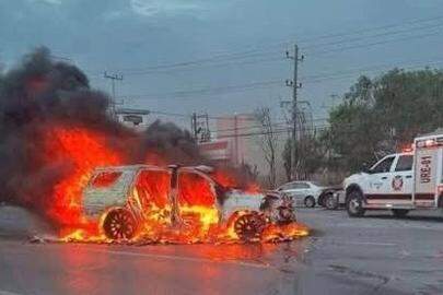 Het voertuig van Reyna vloog bij de aanslag in brand.
