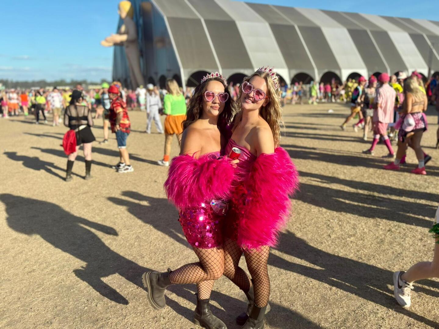 Uitgelaten sfeer op Kamping Kitsch: bekijk hier de beelden | Nieuwsblad