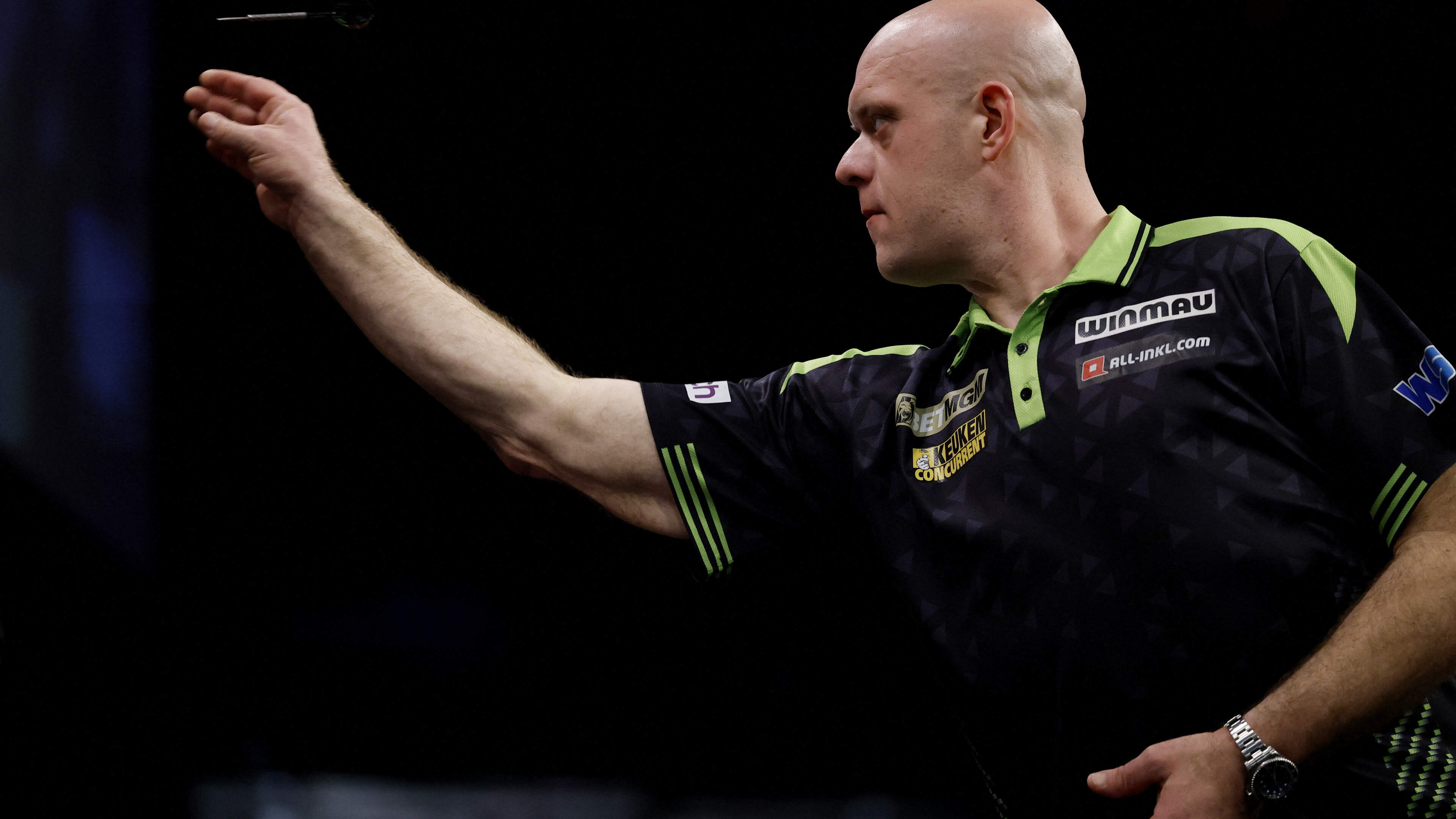 Uitzinnige Michael van Gerwen wint thriller van Luke Humphri