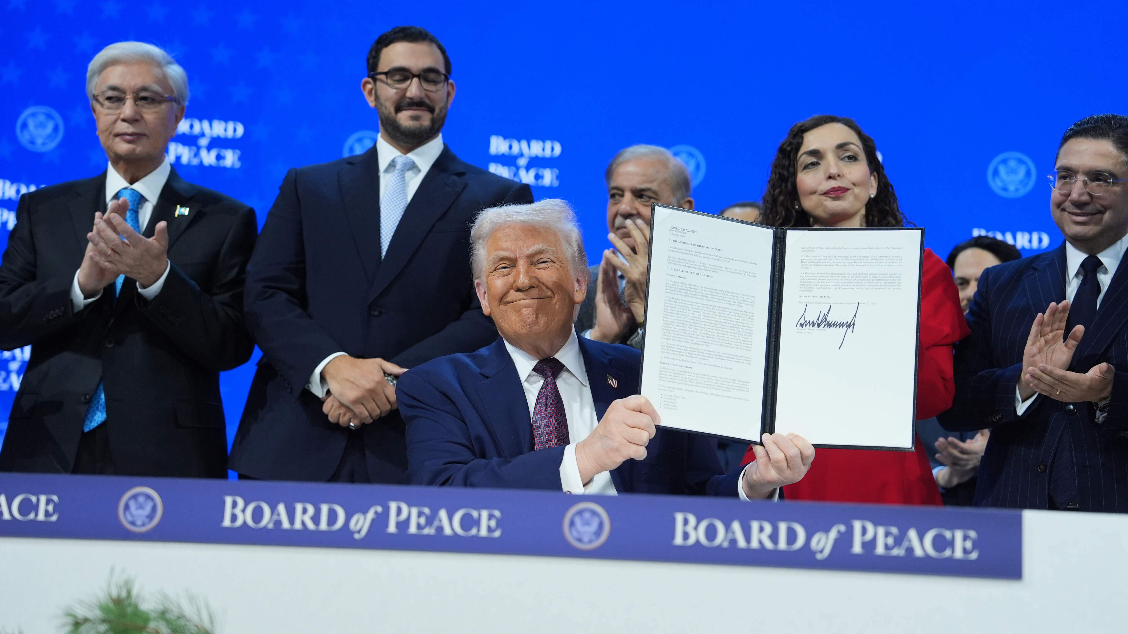 Trump en twintigtal landen zetten handtekening onder oprichting van ‘Vredesraad’: “We gaan kopiëren 