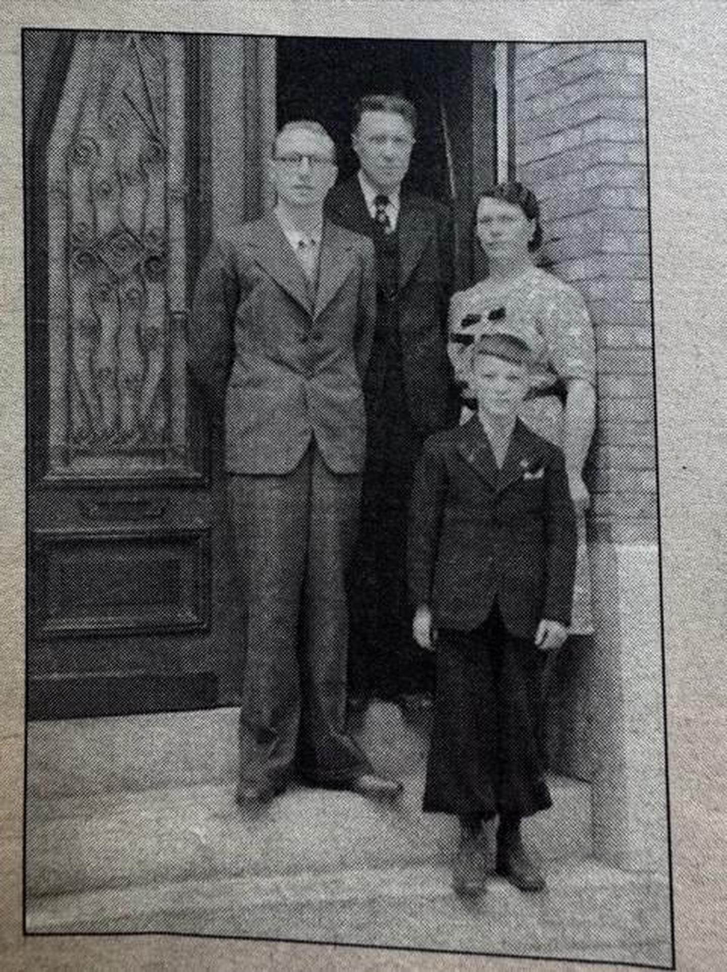 Bovenaan overgrootvader Jozef met vooraan de kleine Roger. Links op de foto staat oudste zoon Kamiel die in WO2 omkwam bij een bombardement.