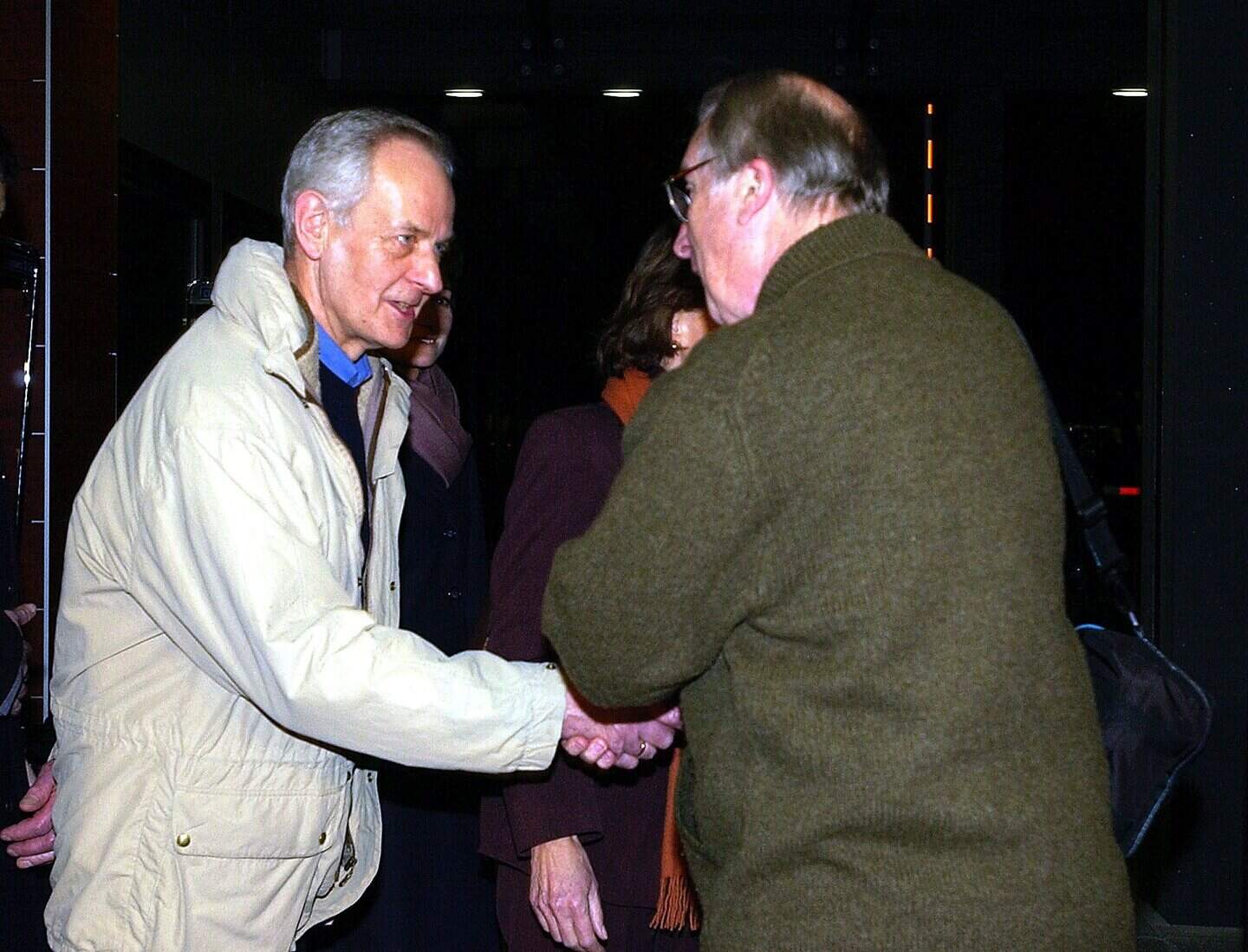 Nicholas Coombs met koning Albert II bij de geboorte van kleindochter Louise in 2004. 
