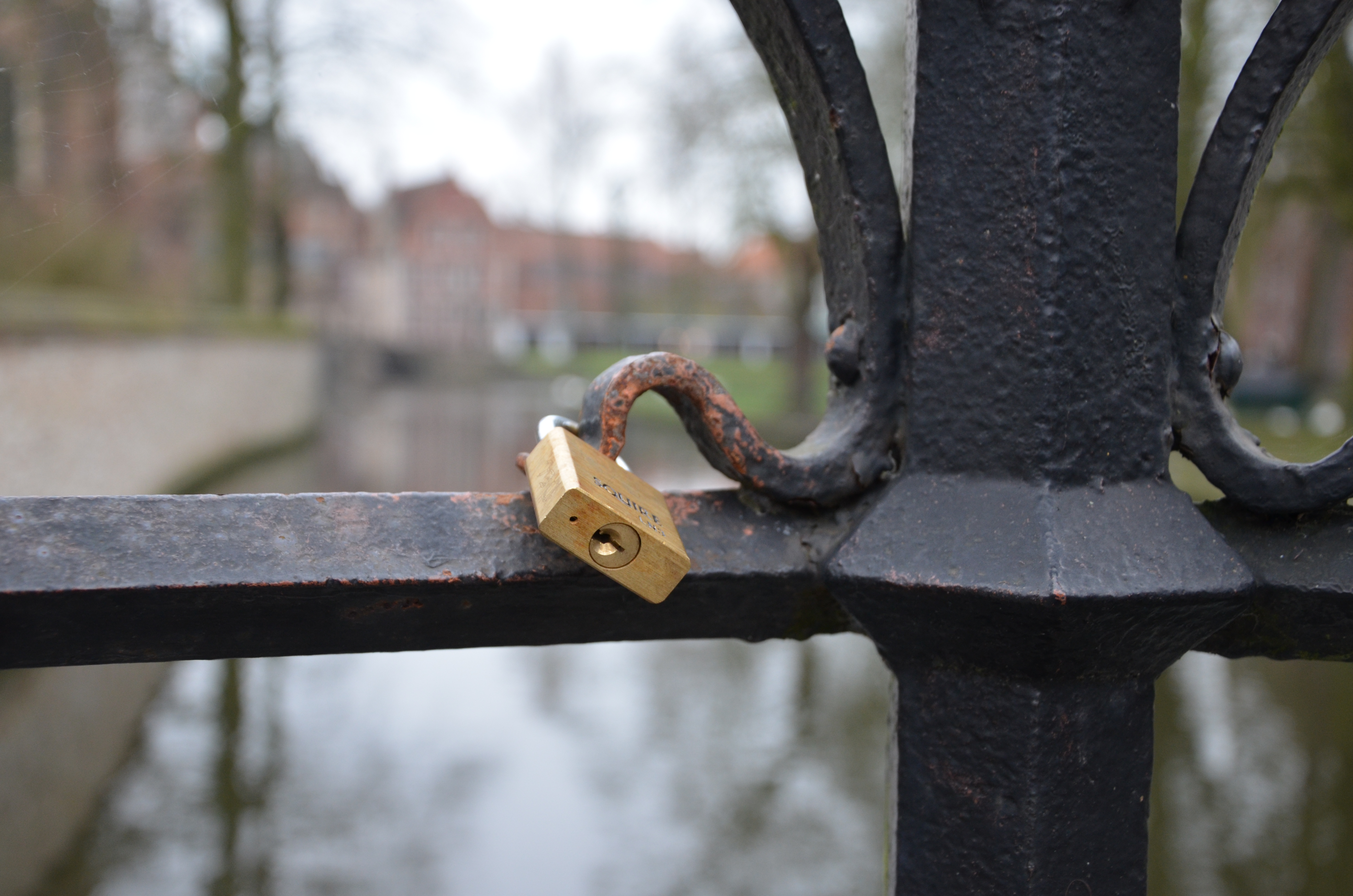 FOTO. Geliefden bezegelen hun liefde op Brugse brugjes
