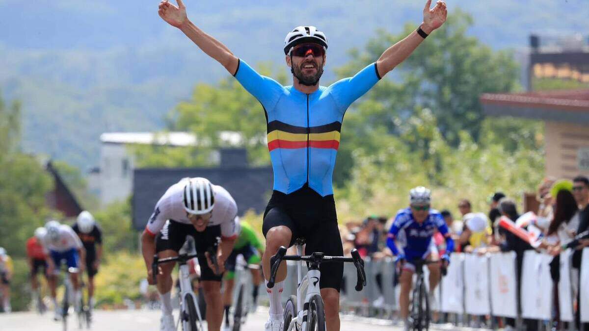 Bjorn De Decker pakt wereldtitel in de Gran Fondo: 'Pas twee weken voor het WK heb ik de knoop doorgehakt'