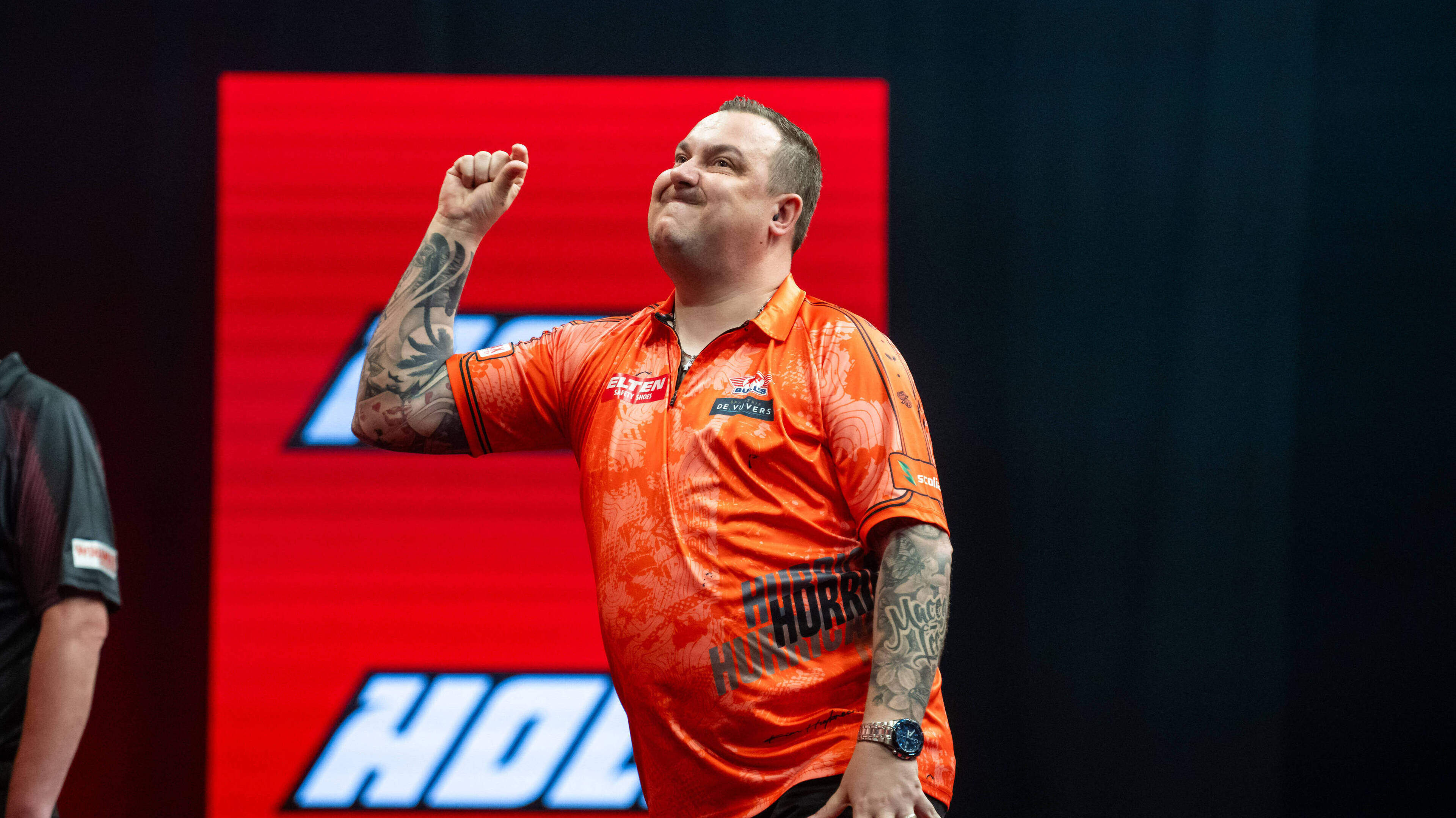 VIDEO. Een ninedarter zat er nét niet in: Kim Huybrechts sneuvelt in derde ronde op International Darts Open in Duitsland