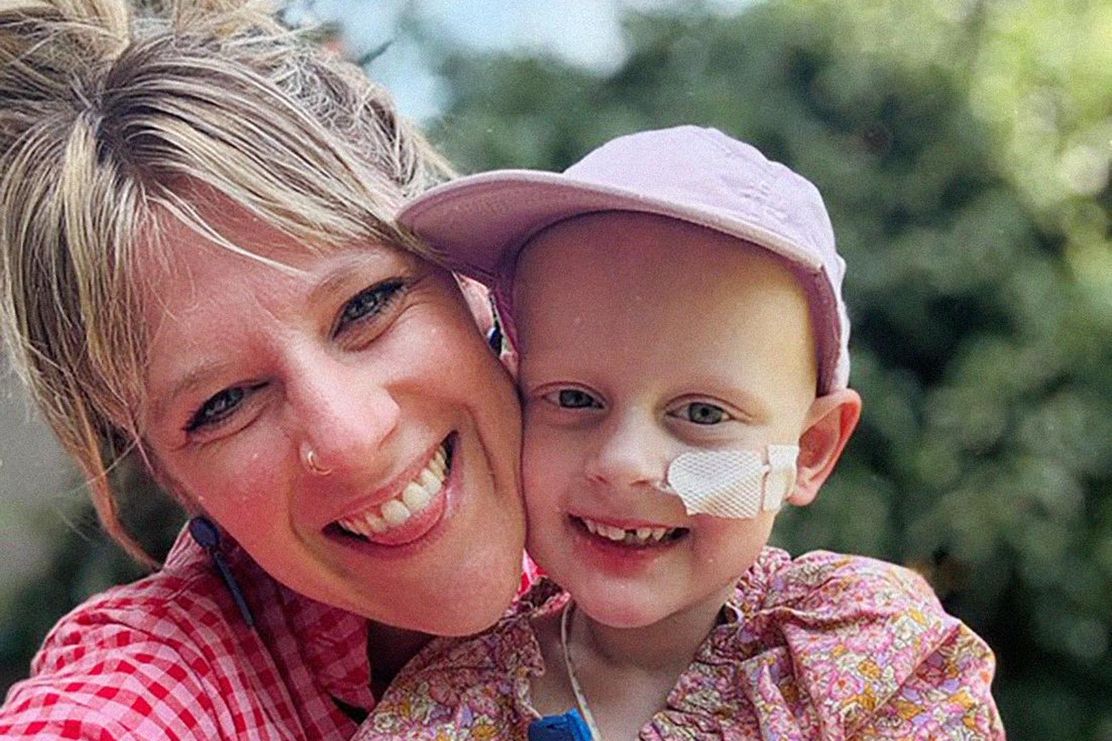 Fenne (4) die tegen kanker strijdt