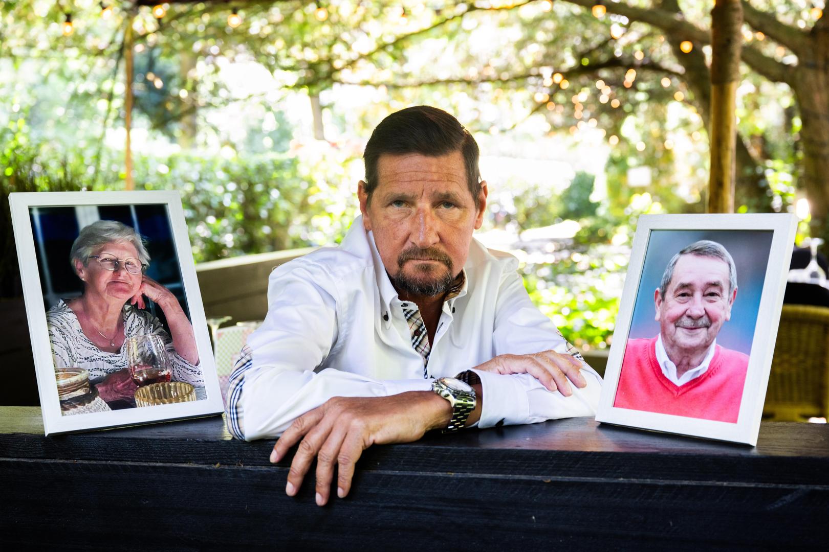 Glen De Boeck tussen portretten van moeder Louisette en vader Louis