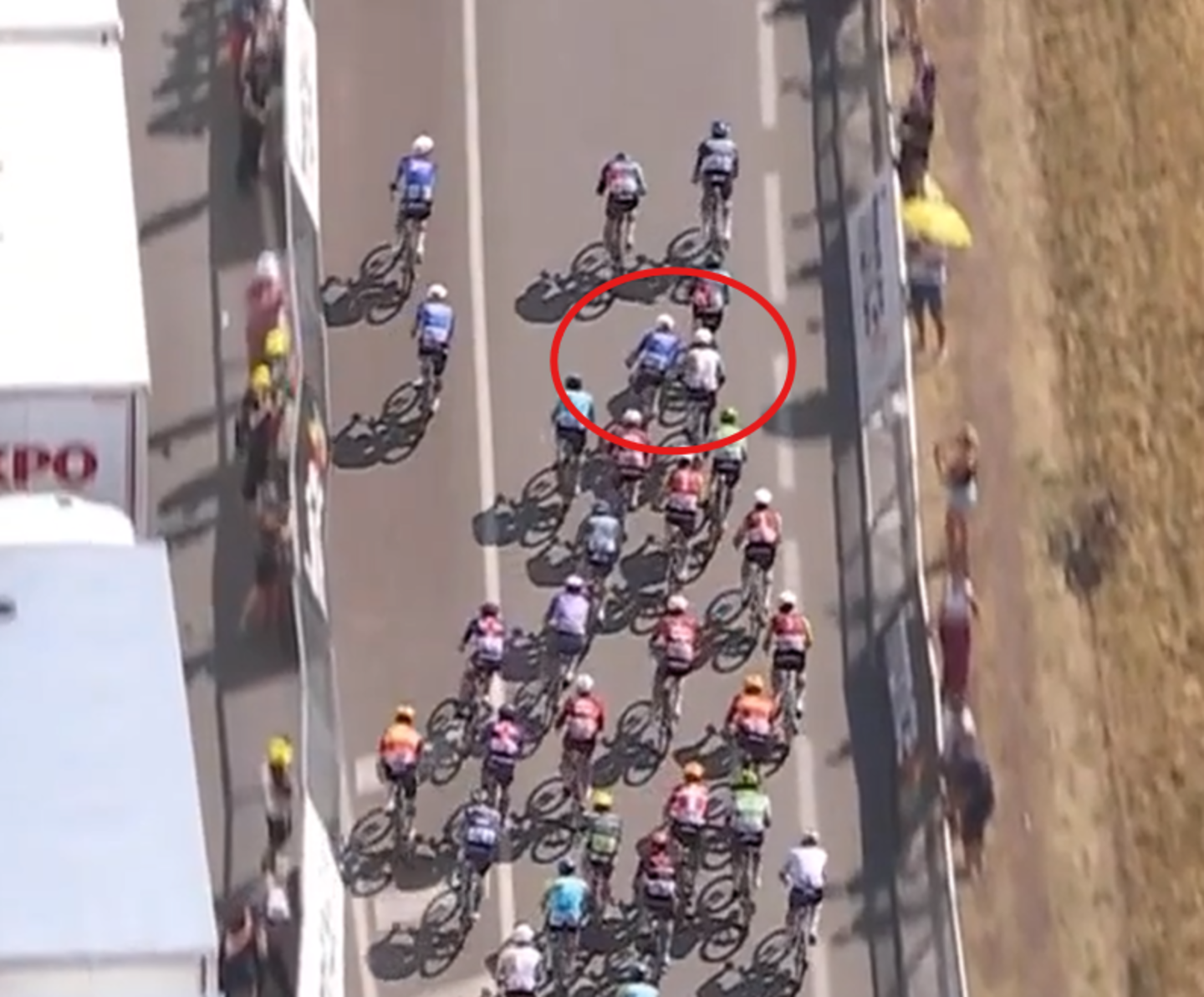 Jasper Philipsen komt in volle sprint rechts op de weg in contact met een andere renner.
