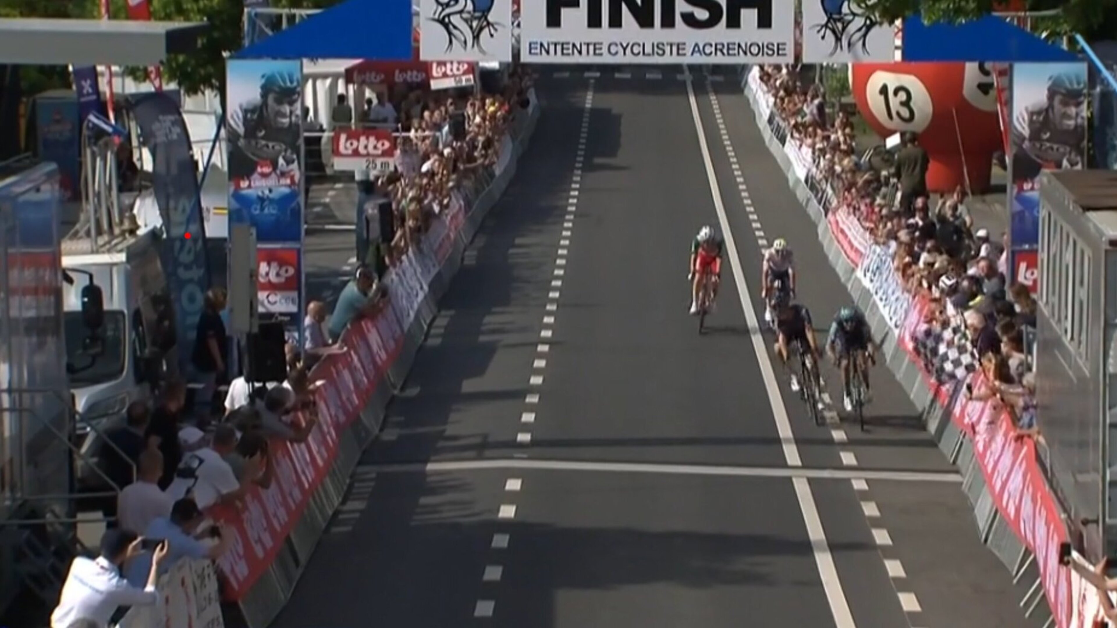 Fred Wright laat zich in GP Criquielion de kaas van het brood eten door 21-jarige Italiaan, Tim Merlier wint sprint van achtervolgende groep