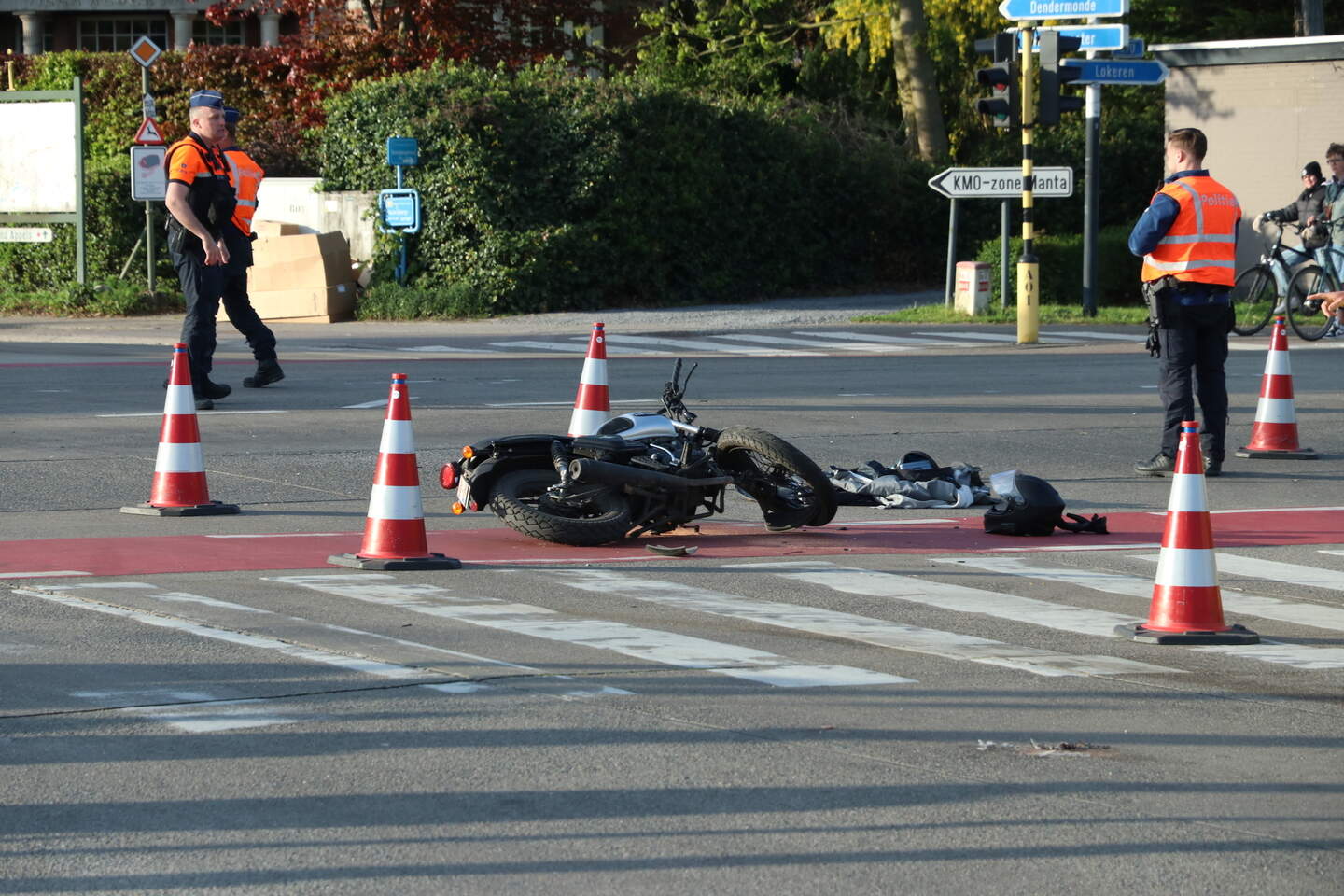 De bromfietser werd aangereden toen hij het kruispunt overstak. 