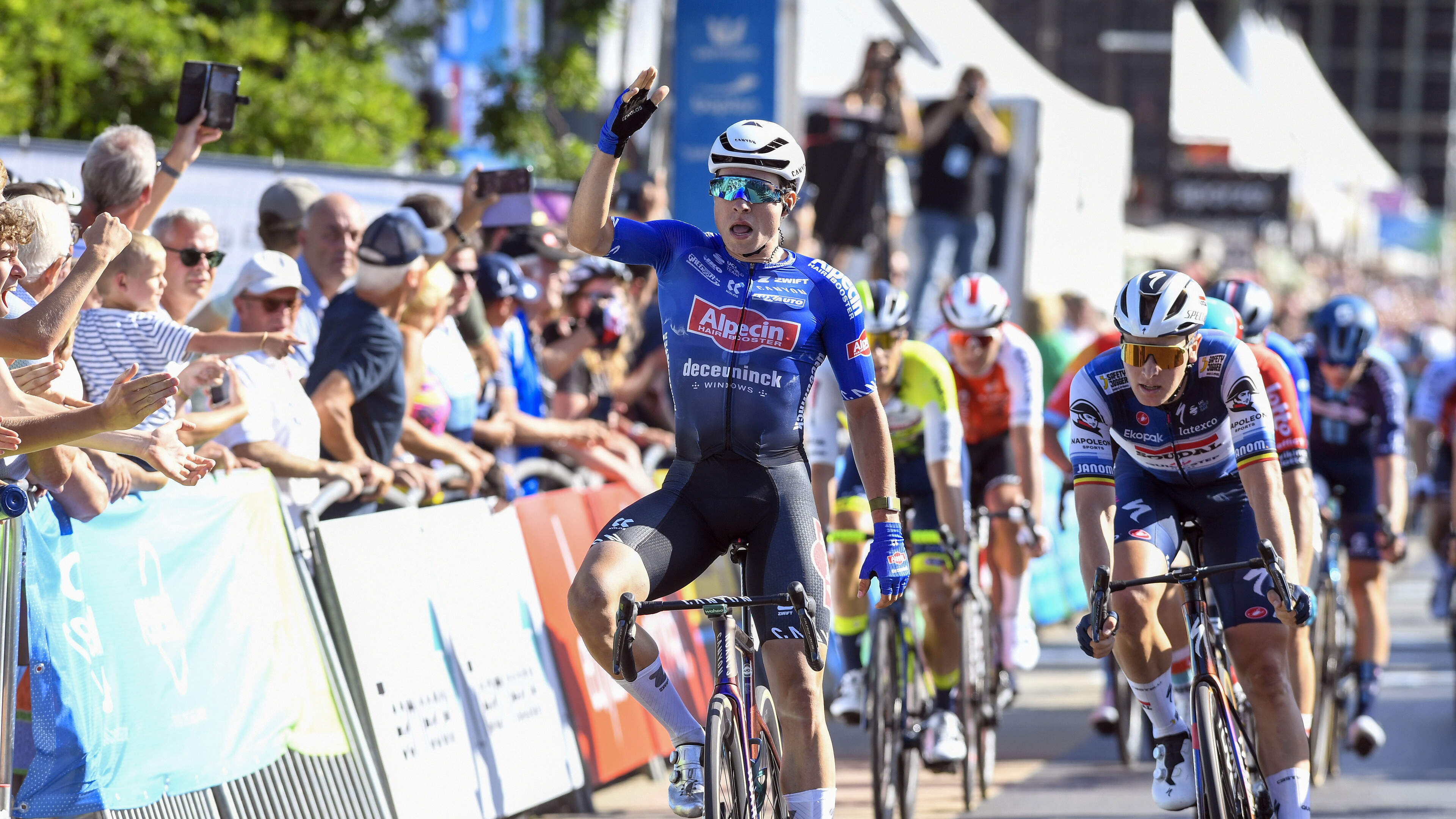 Jasper Philipsen past voor Zwitserland en neemt het in de Ba