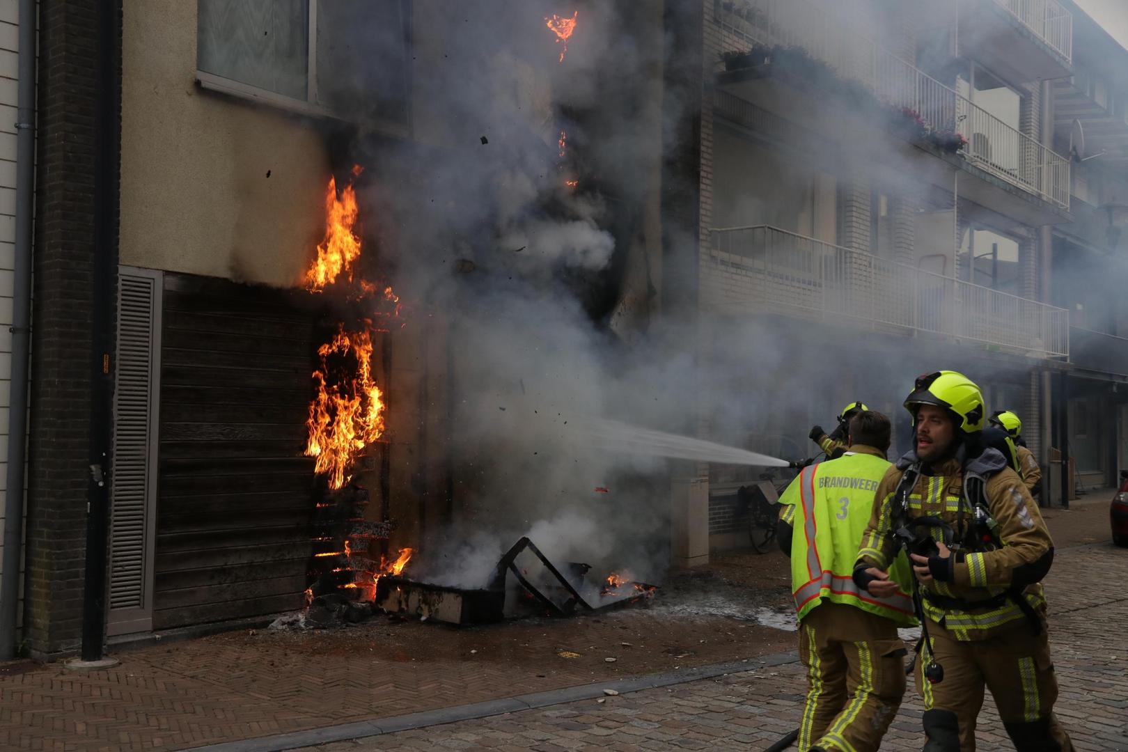 De brandweer had de handen vol met bluswerken.