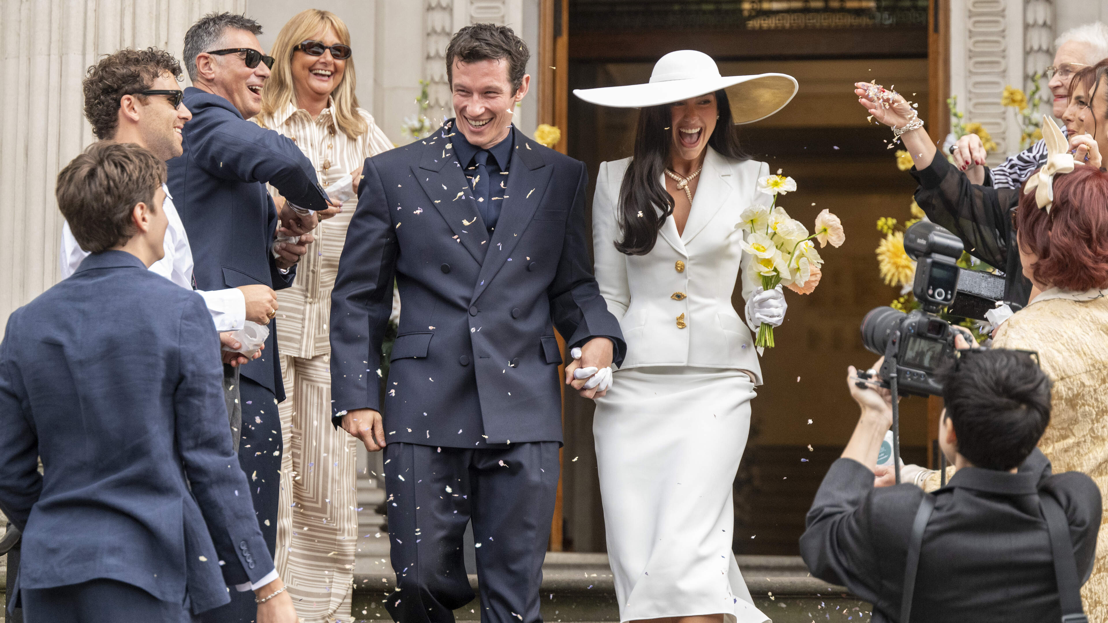 Elton John als getuige, 300 gasten en 26 outfits: dit weten we al over het peperdure Italiaanse trouwfeest van Dua Lipa en Callum Turner