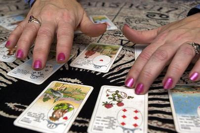 Kaartleggen is slechts één vorm van pseudowetenschap, die ook in ‘Paranormaal Vlaanderen’ bedreven wordt.