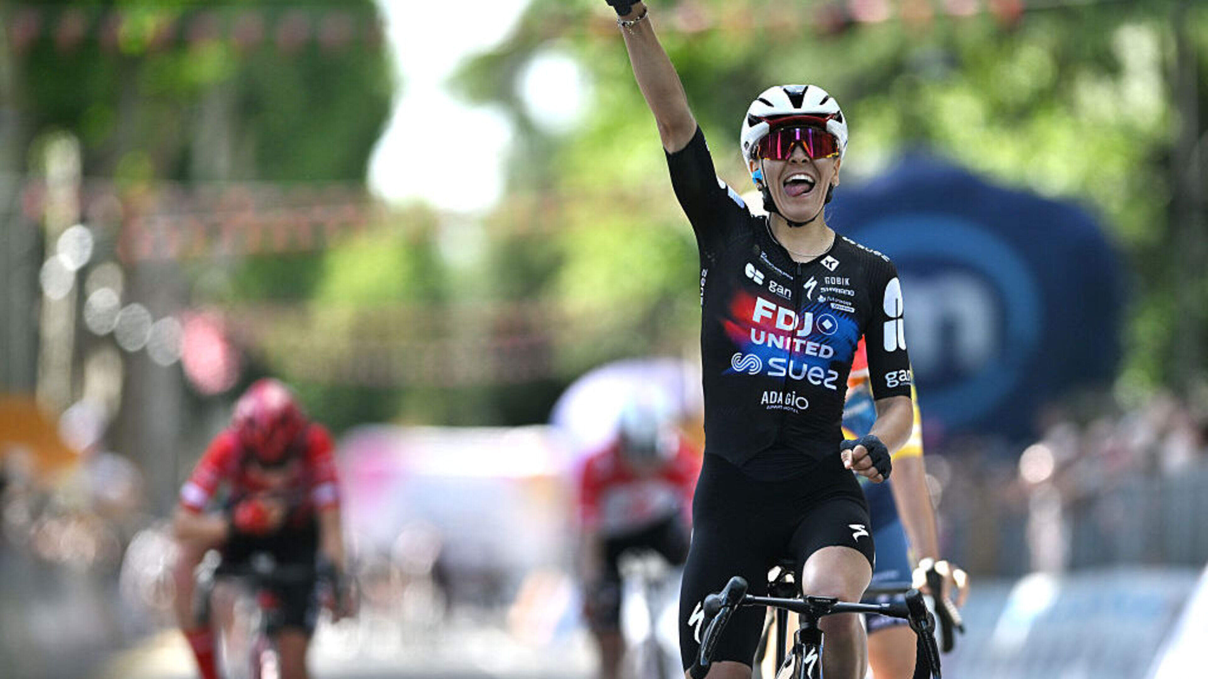 VIDEO. Haar eerste zege in een grote ronde: Franse sensatie Célia Gery vloert Lucinda Brand in Giro Donne