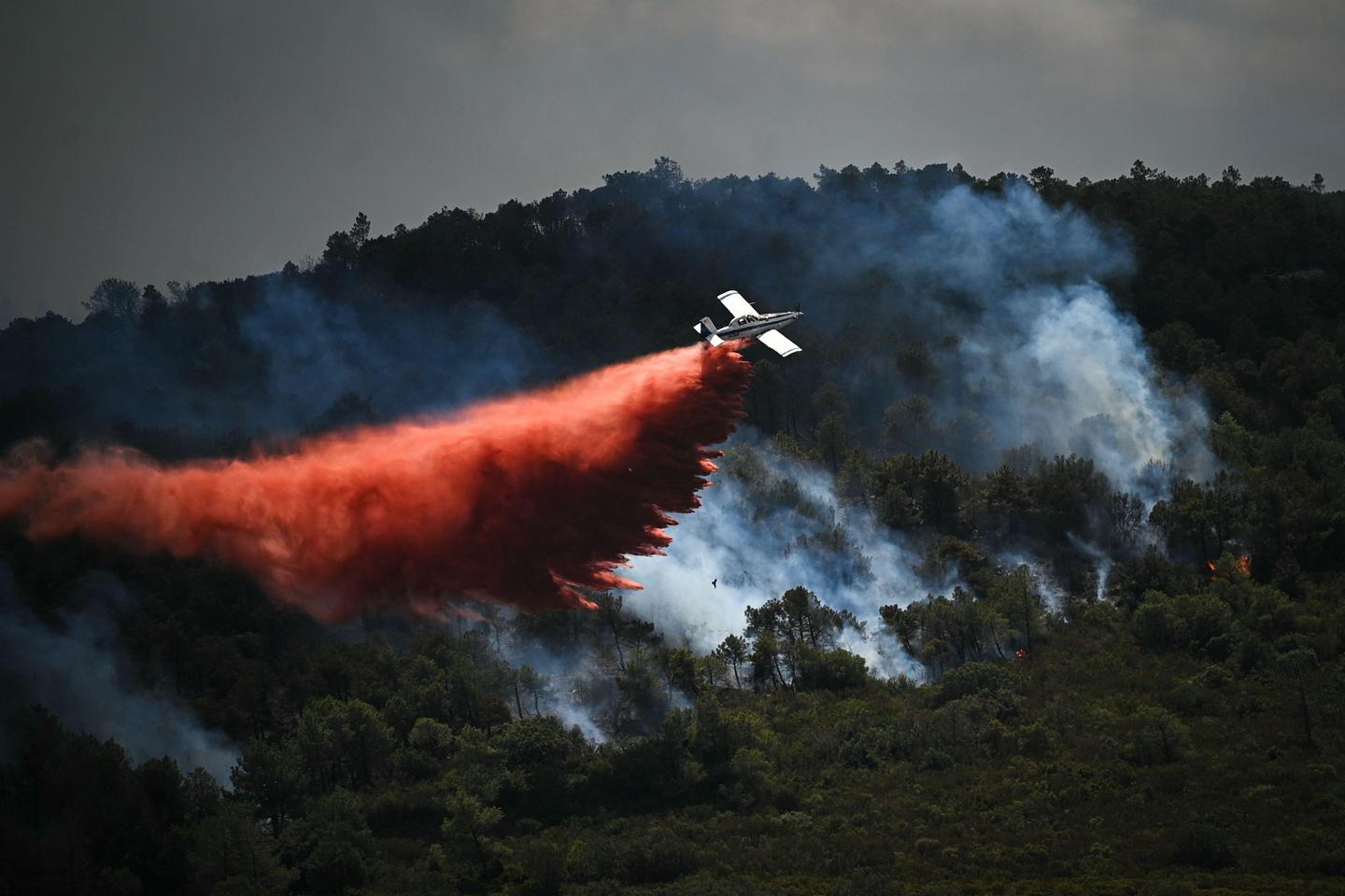 Een blusvliegtuig boven een bosbrand in de wijk Aussieres, dicht bij de stad Narbonne.