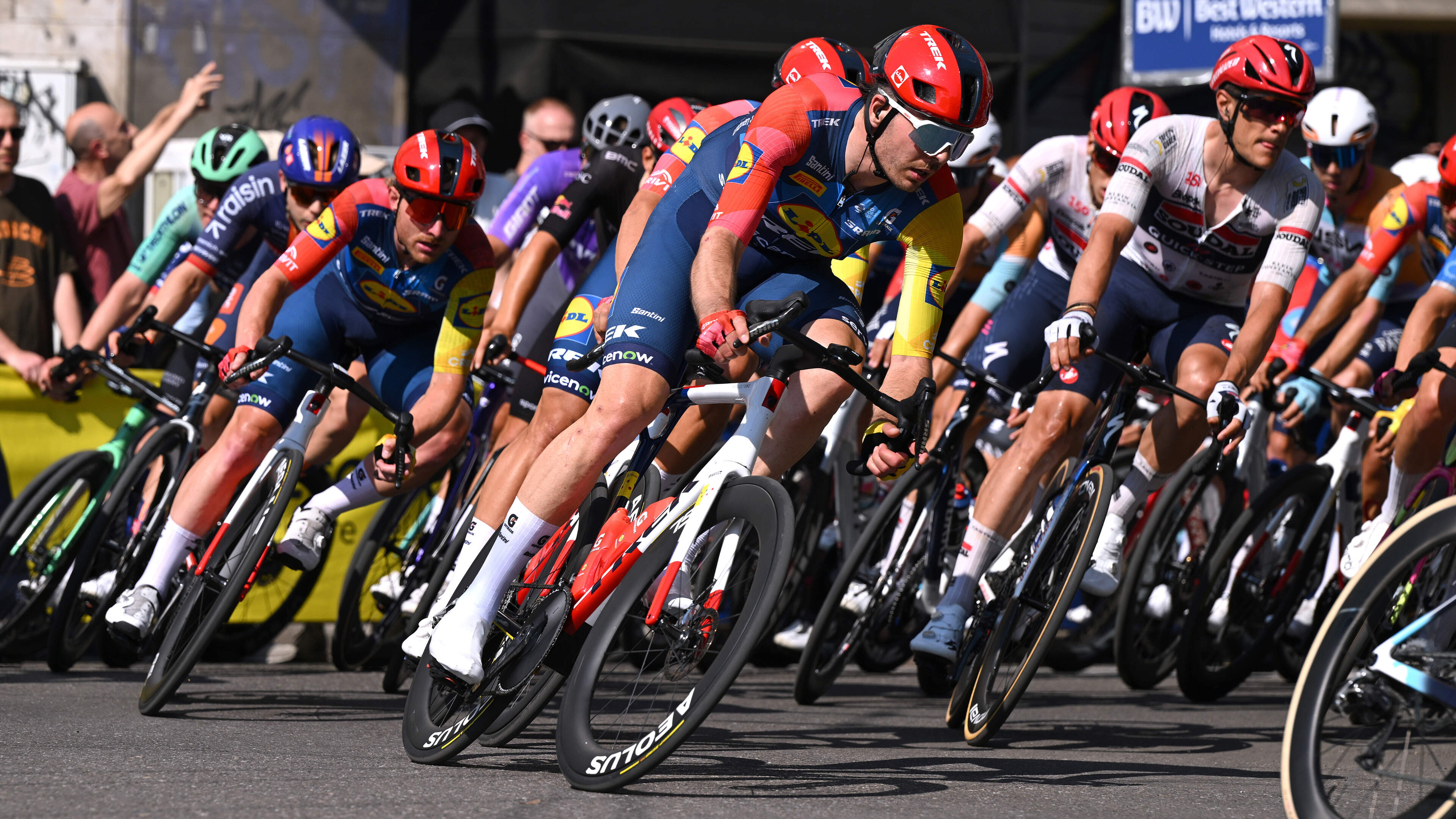 Forse kritiek van sprintersploegen na gemiste sprintkans in de Giro: ”De motoren hebben het ons afgepakt”