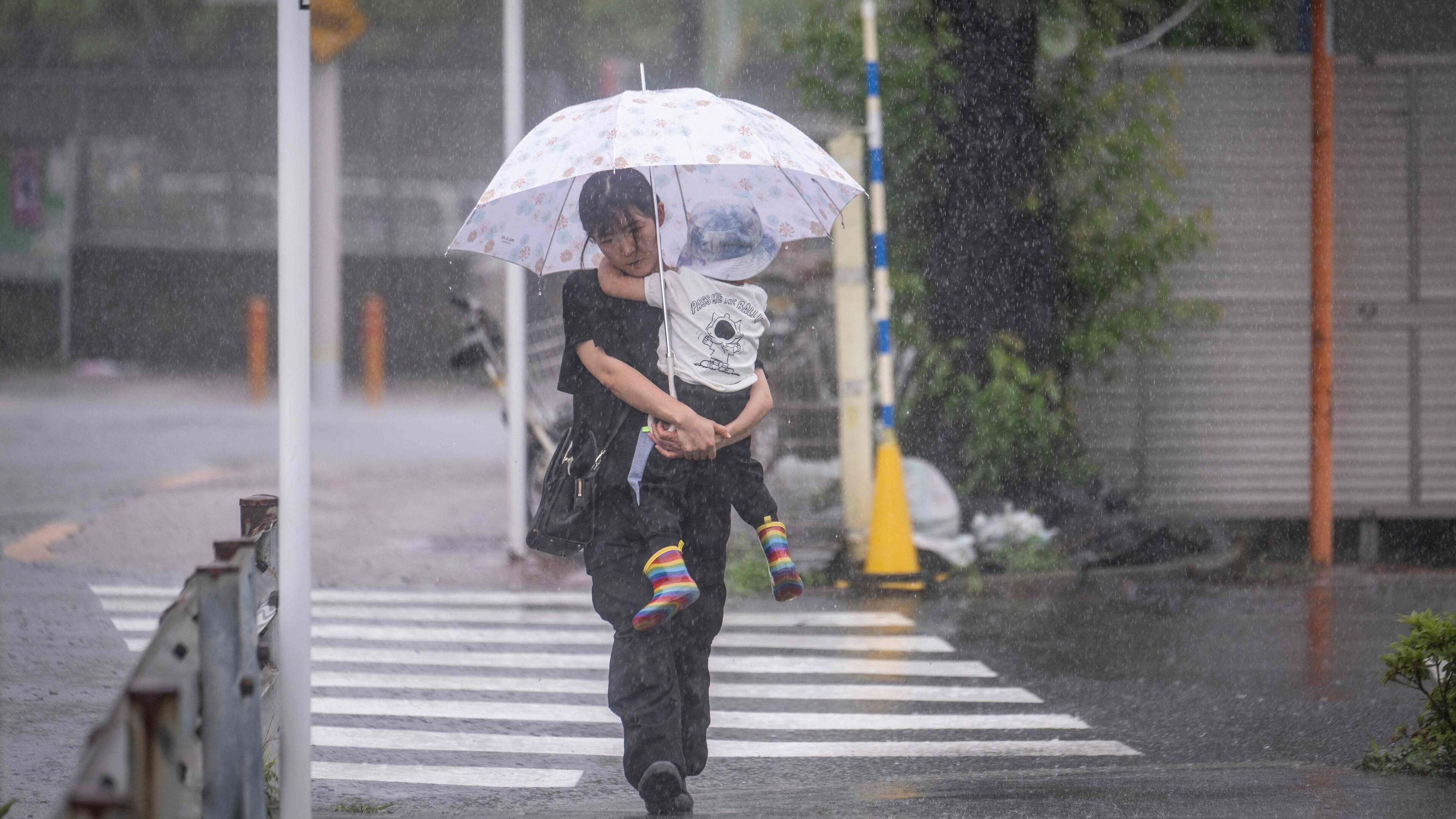 Tropische storm nadert Tokio: weerdiensten waarschuwen voor overstromingen, 370.000 mensen moeten evacueren