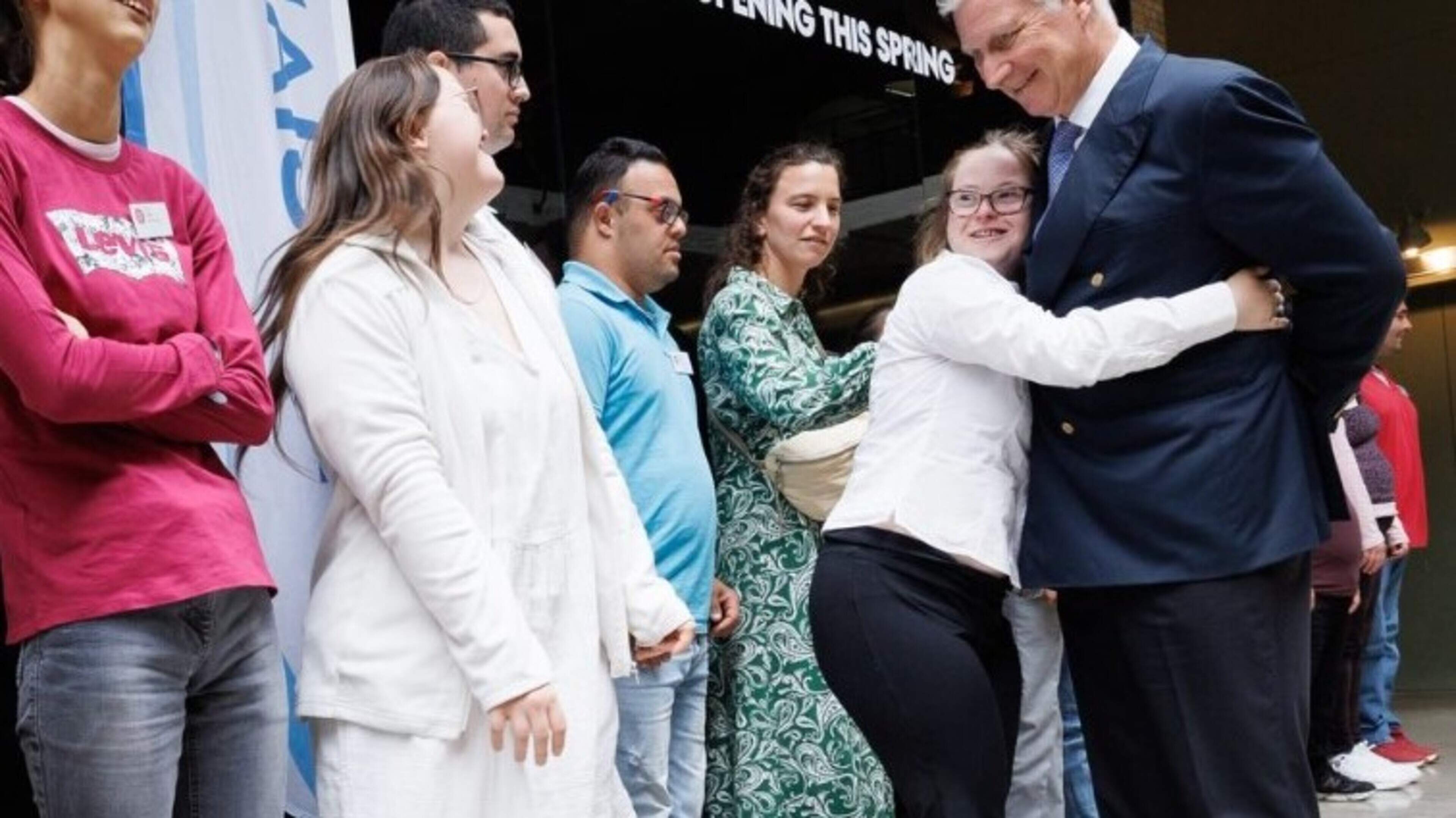 Na 4.000 werkuren krijgt koning Filip een replica van de historische koningssloep en... een dikke knuffel