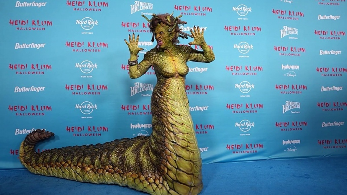 動くヘビが頭からも出てくる：ハイジ・クルムがハロウィーンの衣装で再びそれを行う