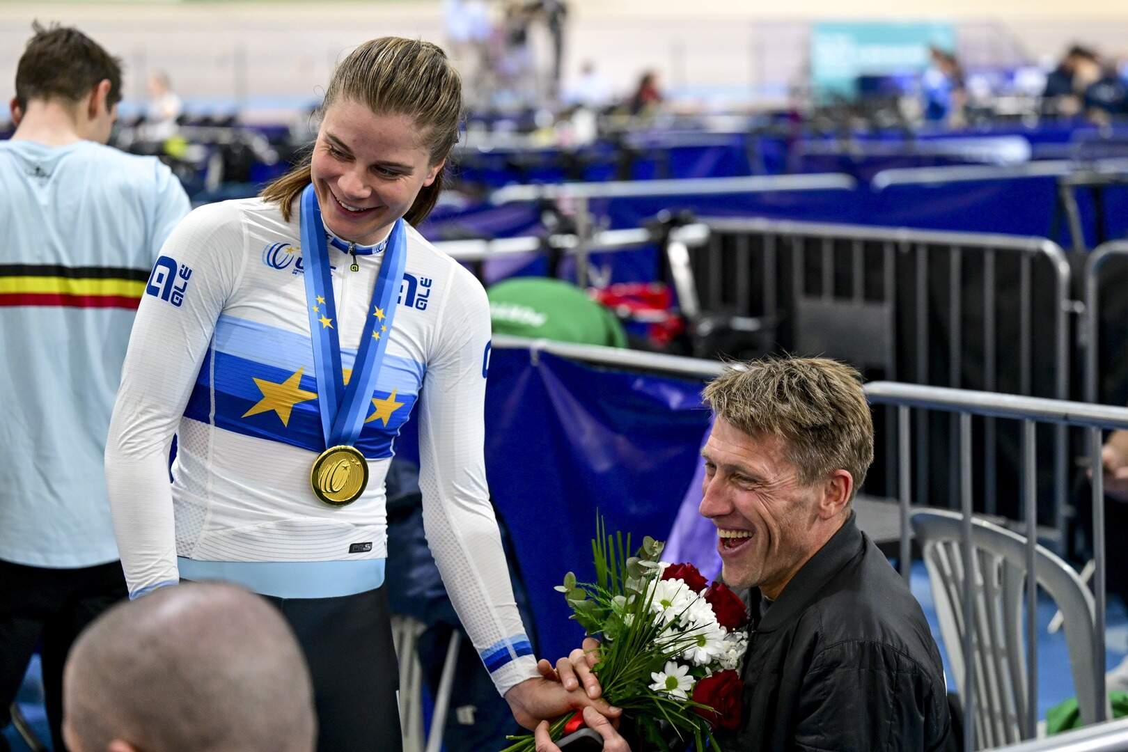 Lotte Kopecky en Axel Merckx zijn in alle stilte getrouwd, met klein  groepje aanwezigen | Nieuwsblad