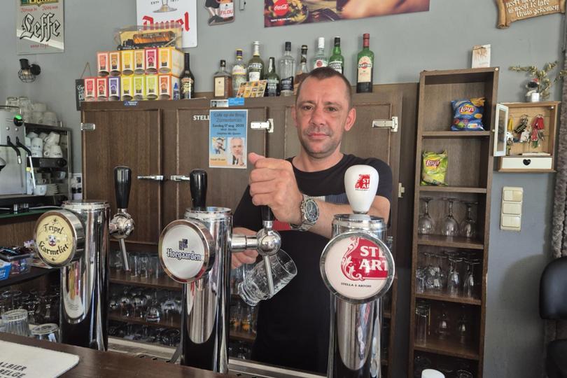Andy van café Op de Brug kan geen Hoegaarden meer tappen. 