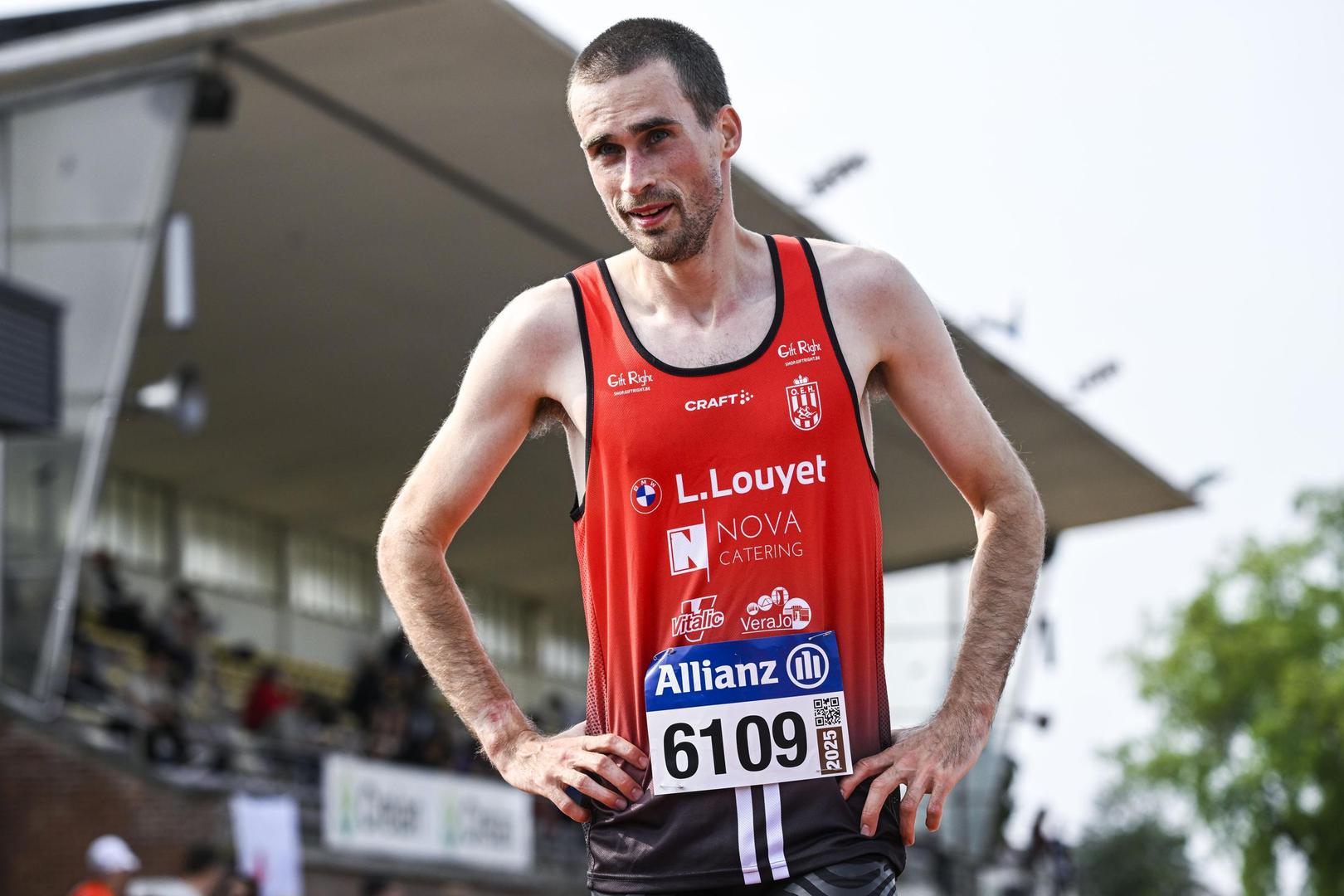 Simon Debognies kreeg in Duffel de gouden medaille uit handen van zijn vader Ben.