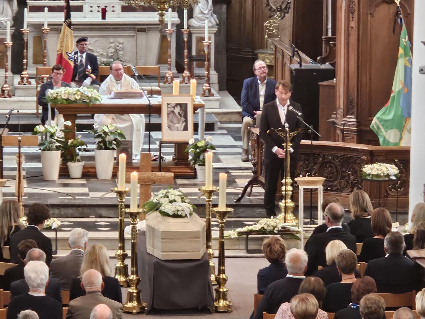 Bomvolle kerk brengt laatste groet aan ereburgemeester Georges Peirs ...
