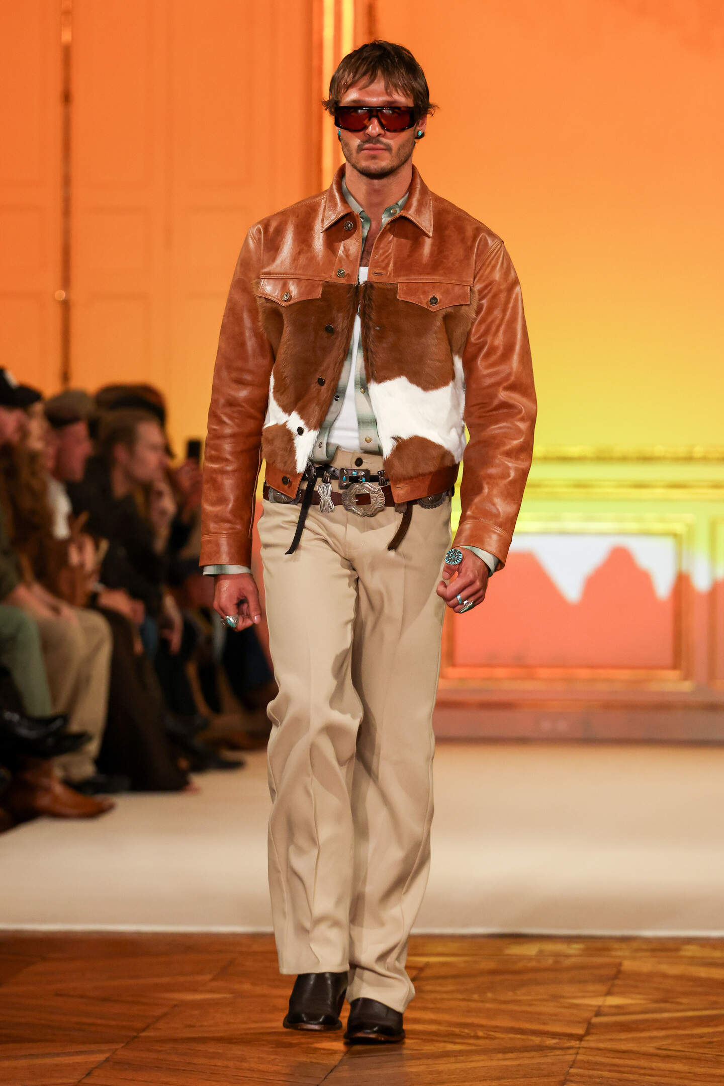 Cowboyhoeden en een paard: Post Malone onthult eerste collectie in ...