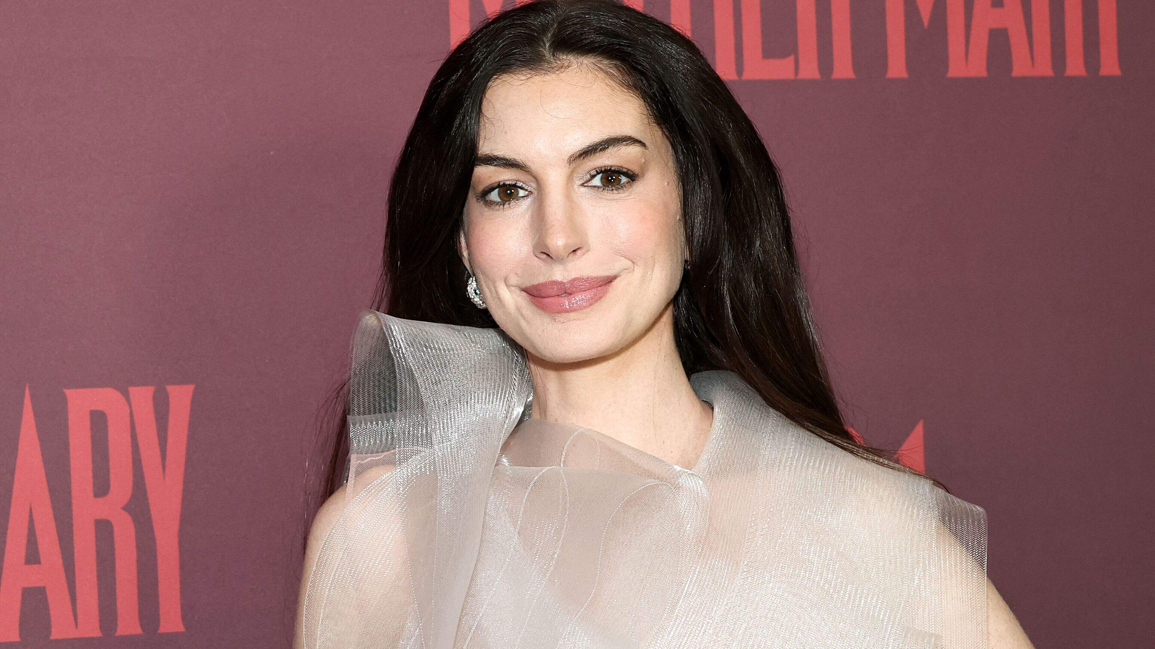 Anne Hathaway reageert op diva-geruchten: “Ik moest mezelf beschermen” | GVA