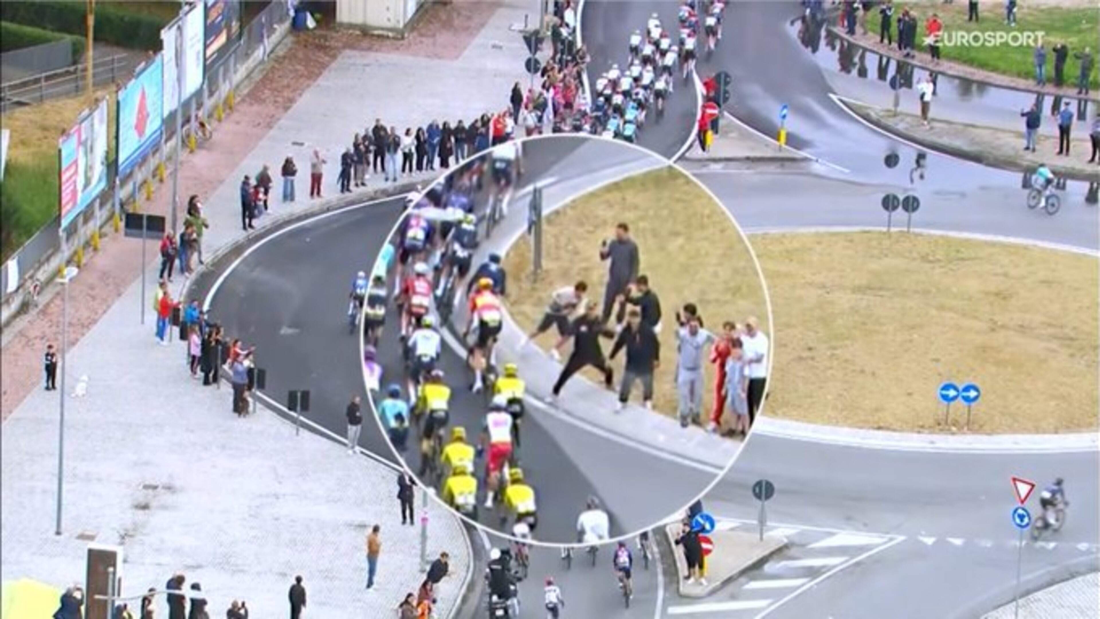 Politie identificeert jonge toeschouwers die Giro-renners bewust in gevaar brachten op rotonde
