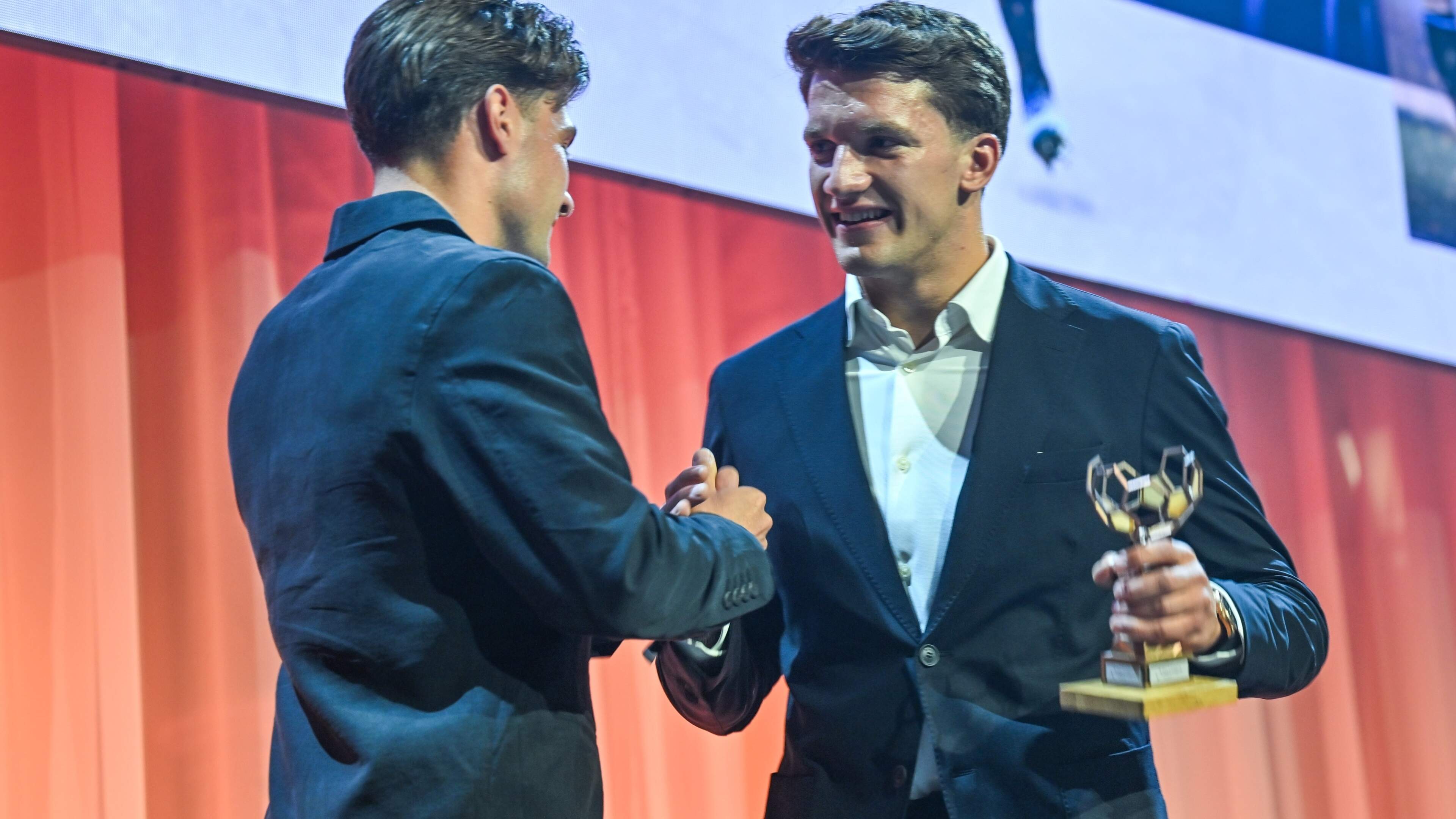 Vol zelfvertrouwen stemde hij op zichzelf: na onwaarschijnlijke play-offs is Club Brugge-winger Christos Tzolis nu ook Player of the Season