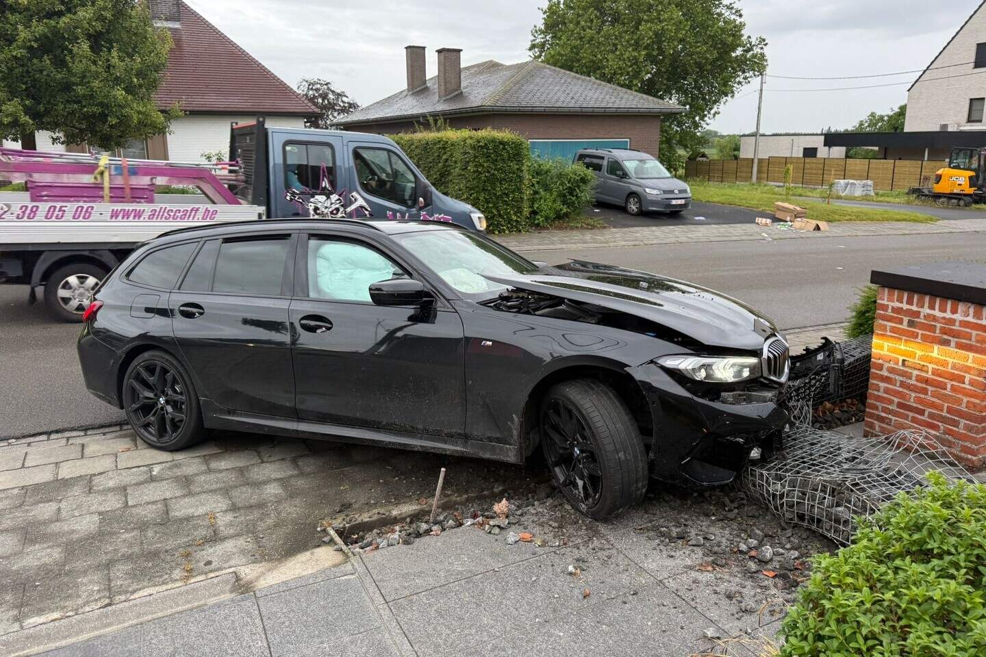 Driehonderd meter van de woning van Mathias crashte de vluchtauto. 