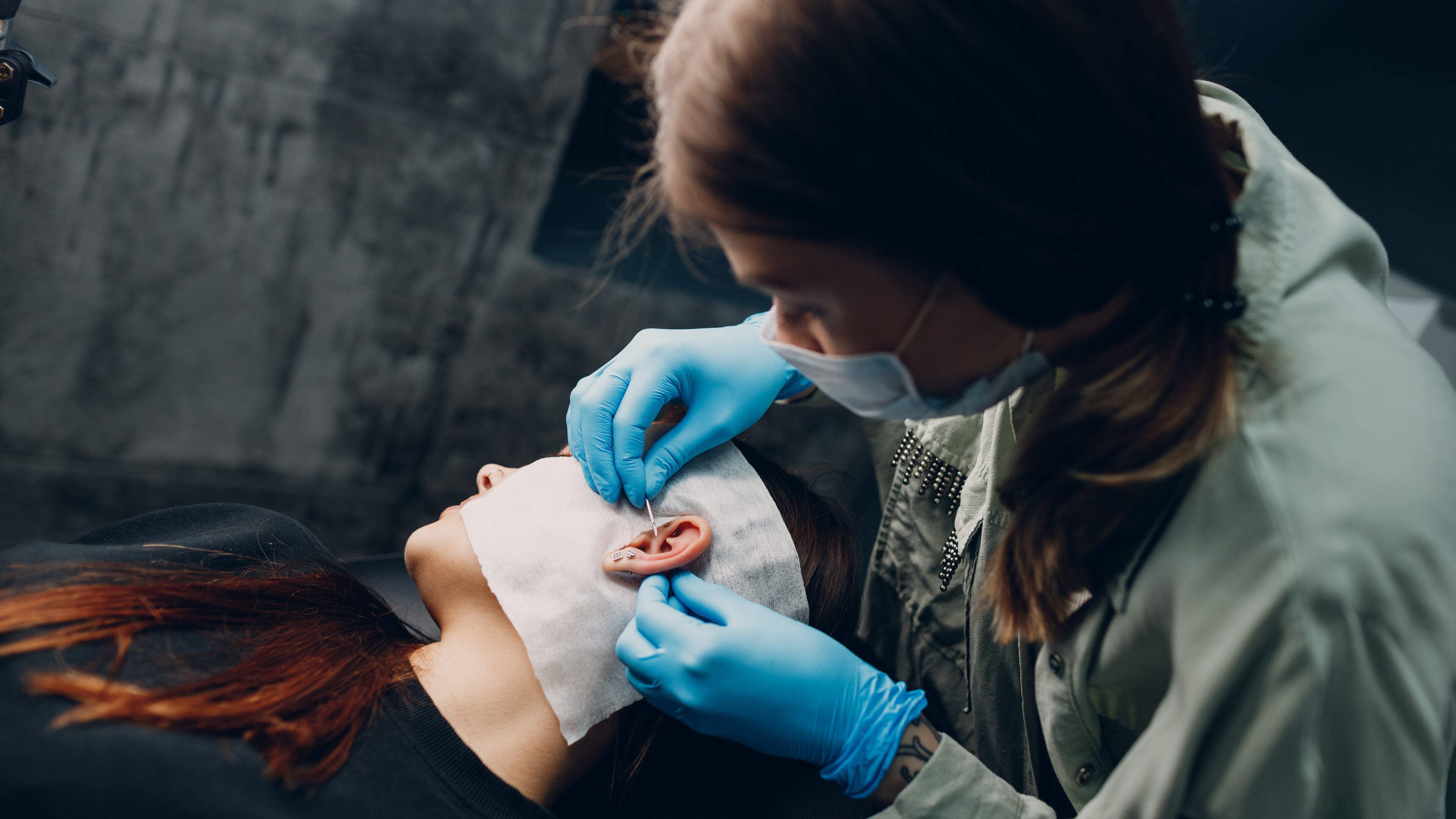 Helix, conch of dubbele prins albert? Piercings zijn opnieuw hip