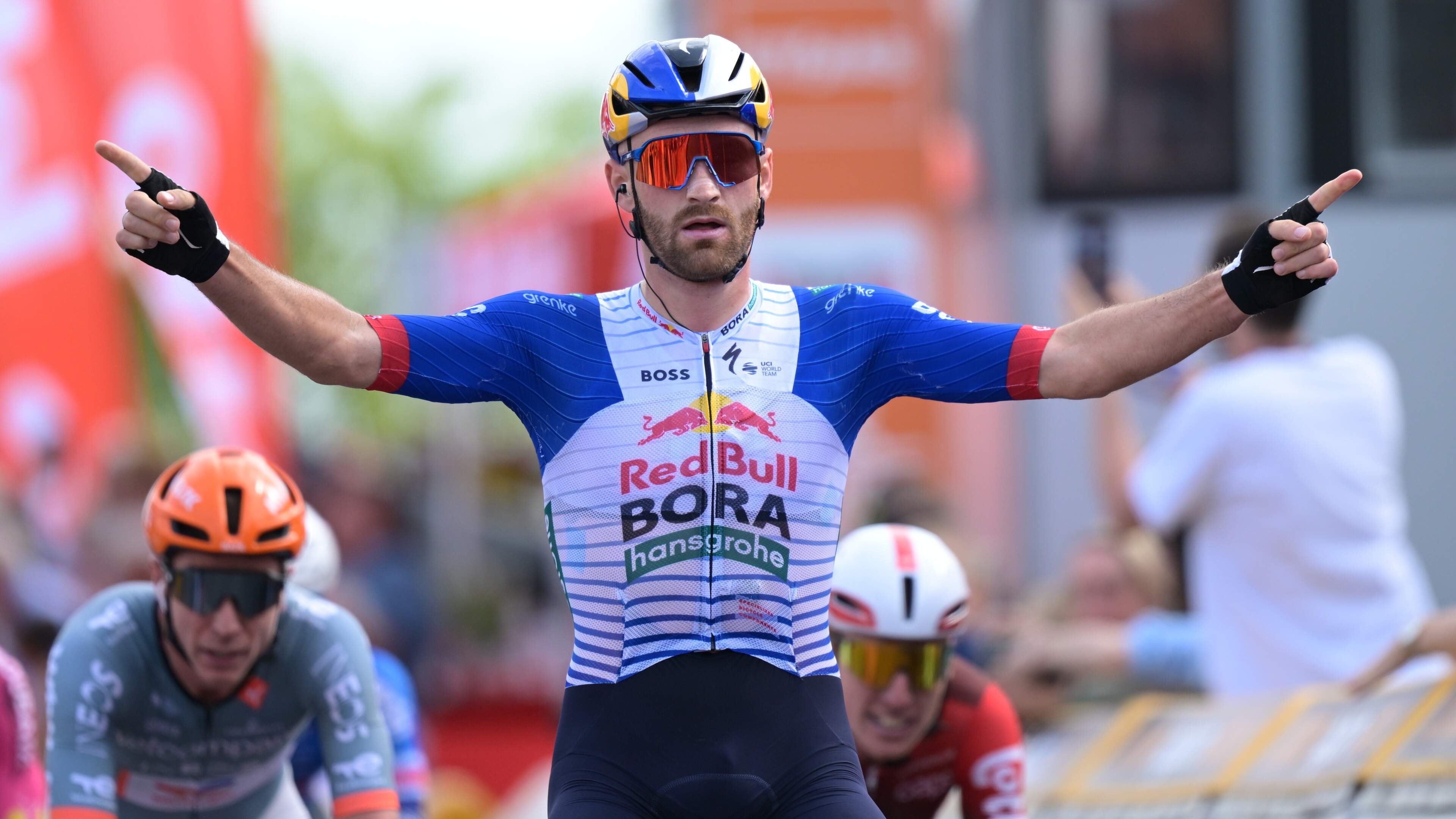 Jordi Meeus wint met overmacht eerste etappe van Ronde van Wallonië, Arnaud De Lie rijdt lek in slotkilometers