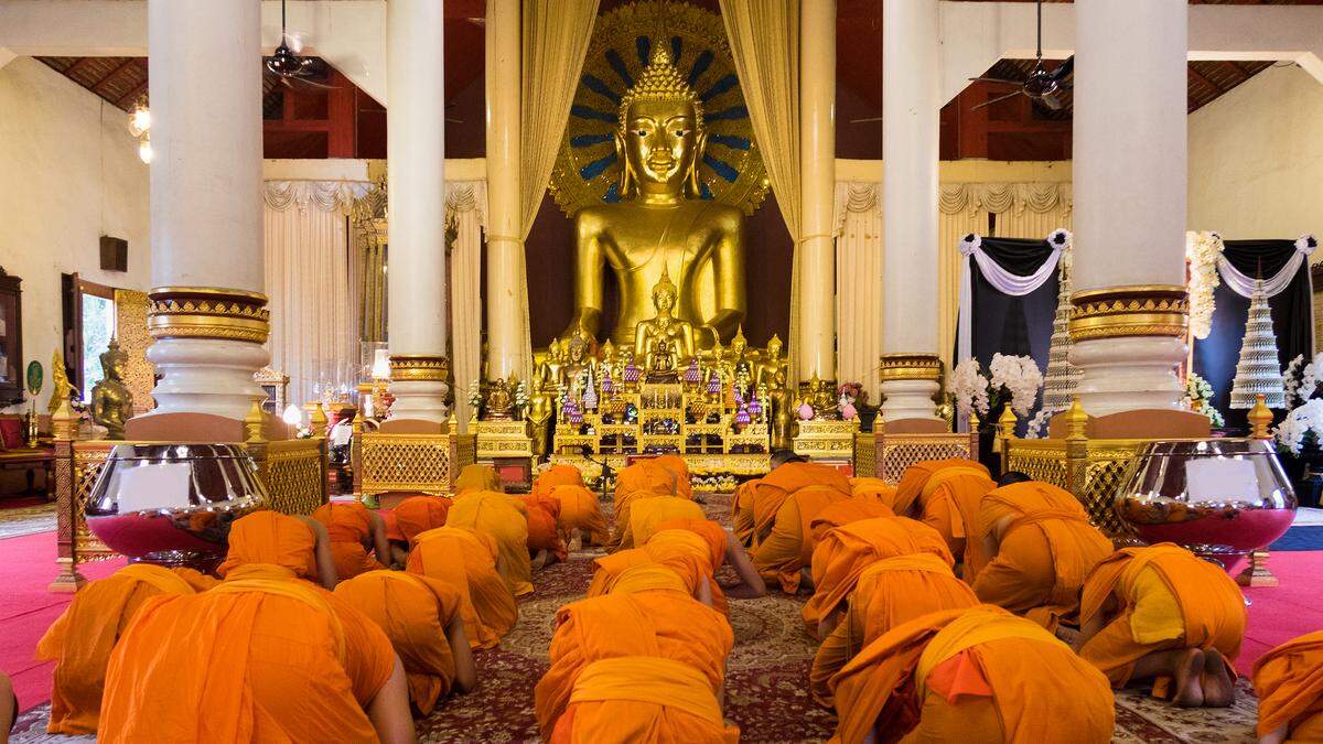 Schandaal in Thailand: Non chanteert negen boeddhistische monniken voor miljoenen