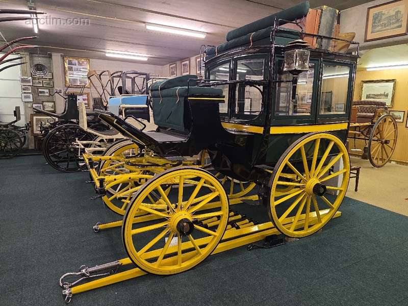 廃止された博物館に所蔵されていた 40 台以上の歴史的な馬車がオンラインで販売されている
